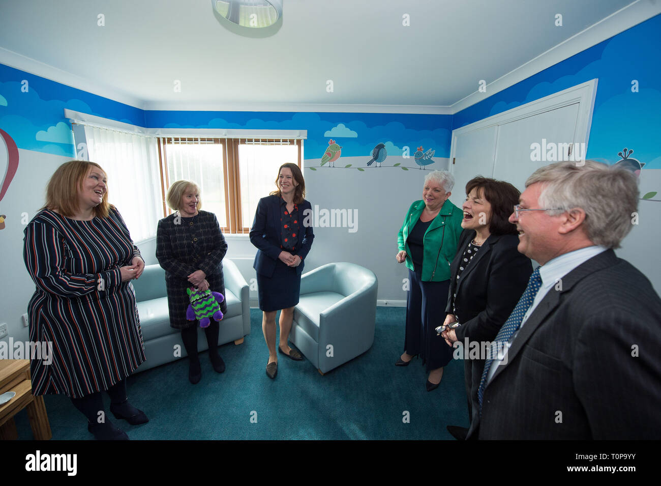 Larbert, Falkirk, Regno Unito. Il 21 marzo 2019. Nella foto: (sinistra - destra) Hazel Sommerville - genere basato violenza piombo e Responsabile del Centro; Cathie Cowan - Chief Executive NHS Forth Valley; Dr Catherine Calderwood - Direttore medico per il Governo scozzese; Lynn Wadell - NHS Forth Valley uguaglianza piombo; Jeane Freeman MSP - Armadio Segretario per la salute e lo sport; Alex Linkston Chief sedia NHS Forth Valley. Credito: Colin Fisher/Alamy Live News Foto Stock