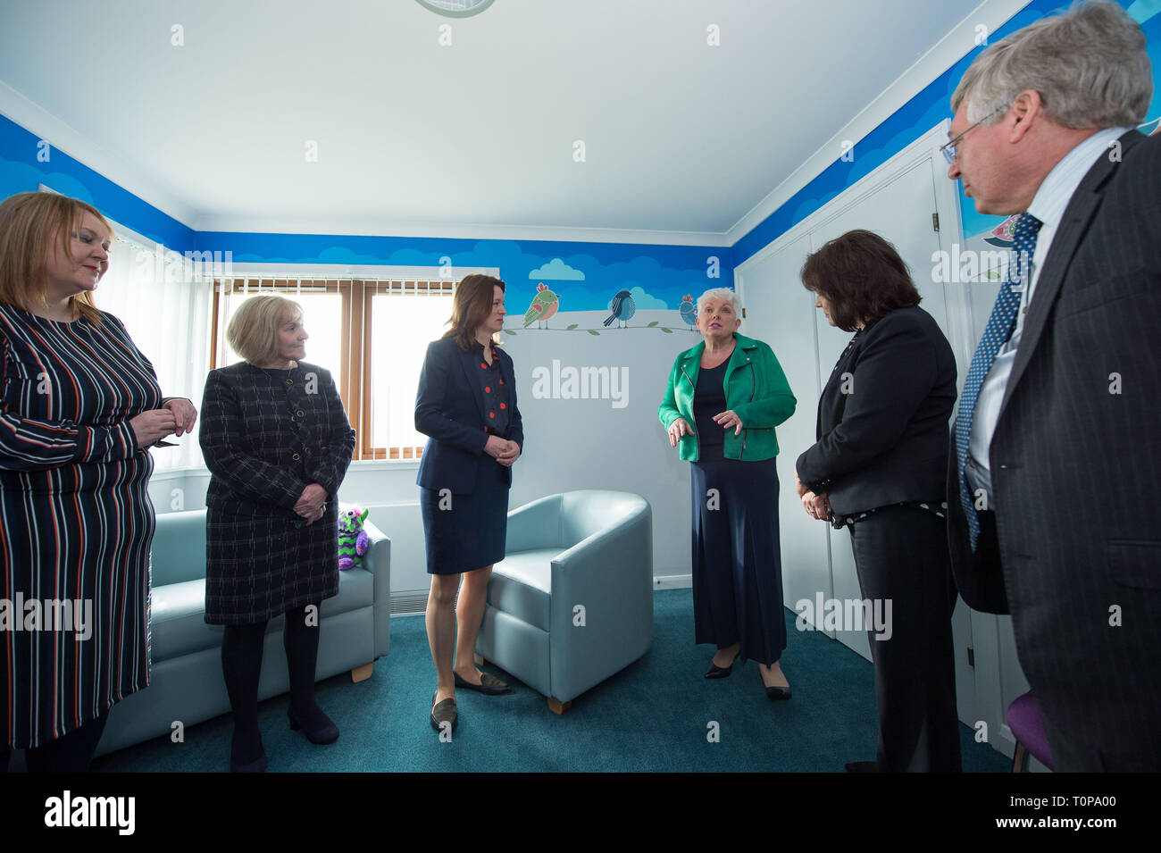 Larbert, Falkirk, Regno Unito. Il 21 marzo 2019. Nella foto: (sinistra - destra) Hazel Sommerville - genere basato violenza piombo e Responsabile del Centro; Cathie Cowan - Chief Executive NHS Forth Valley; Dr Catherine Calderwood - Direttore medico per il Governo scozzese; Lynn Wadell - NHS Forth Valley uguaglianza piombo; Jeane Freeman MSP - Armadio Segretario per la salute e lo sport; Alex Linkston Chief sedia NHS Forth Valley. Credito: Colin Fisher/Alamy Live News Foto Stock