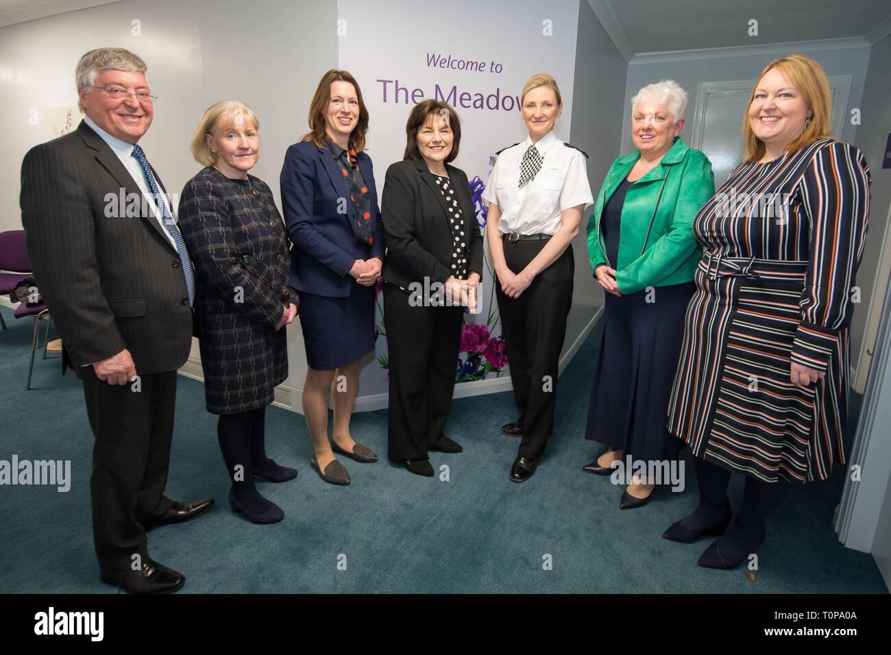 Larbert, Falkirk, Regno Unito. Il 21 marzo 2019. Nella foto: (sinistra - destra) Alex Linkston Chief sedia NHS Forth Valley; Cathie Cowan - Chief Executive NHS Forth Valley; Dr Catherine Calderwood - Direttore medico per il Governo scozzese; Jeane Freeman MSP - Armadio Segretario per la salute e lo sport, Gillian MacDonald - Assistant CHIEF CONSTABLE, Lynn Wadell - NHS Forth Valley uguaglianza piombo; Hazel Somerville - genere basato violenza piombo e responsabile del centro. Credito: Colin Fisher/Alamy Live News Foto Stock