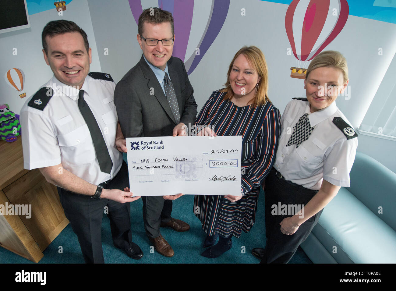 Larbert, Falkirk, Regno Unito. Il 21 marzo 2019. Nella foto: (sinistra - destra) Mark Lundie - il sovrintendente di polizia Scozia; Andrew Murray - Direttore medico per il NHS Forth Valley; Hazel Somerville - genere basato violenza piombo e Responsabile del Centro; Gillian MacDonald - Assistant CHIEF CONSTABLE. Credito: Colin Fisher/Alamy Live News Foto Stock