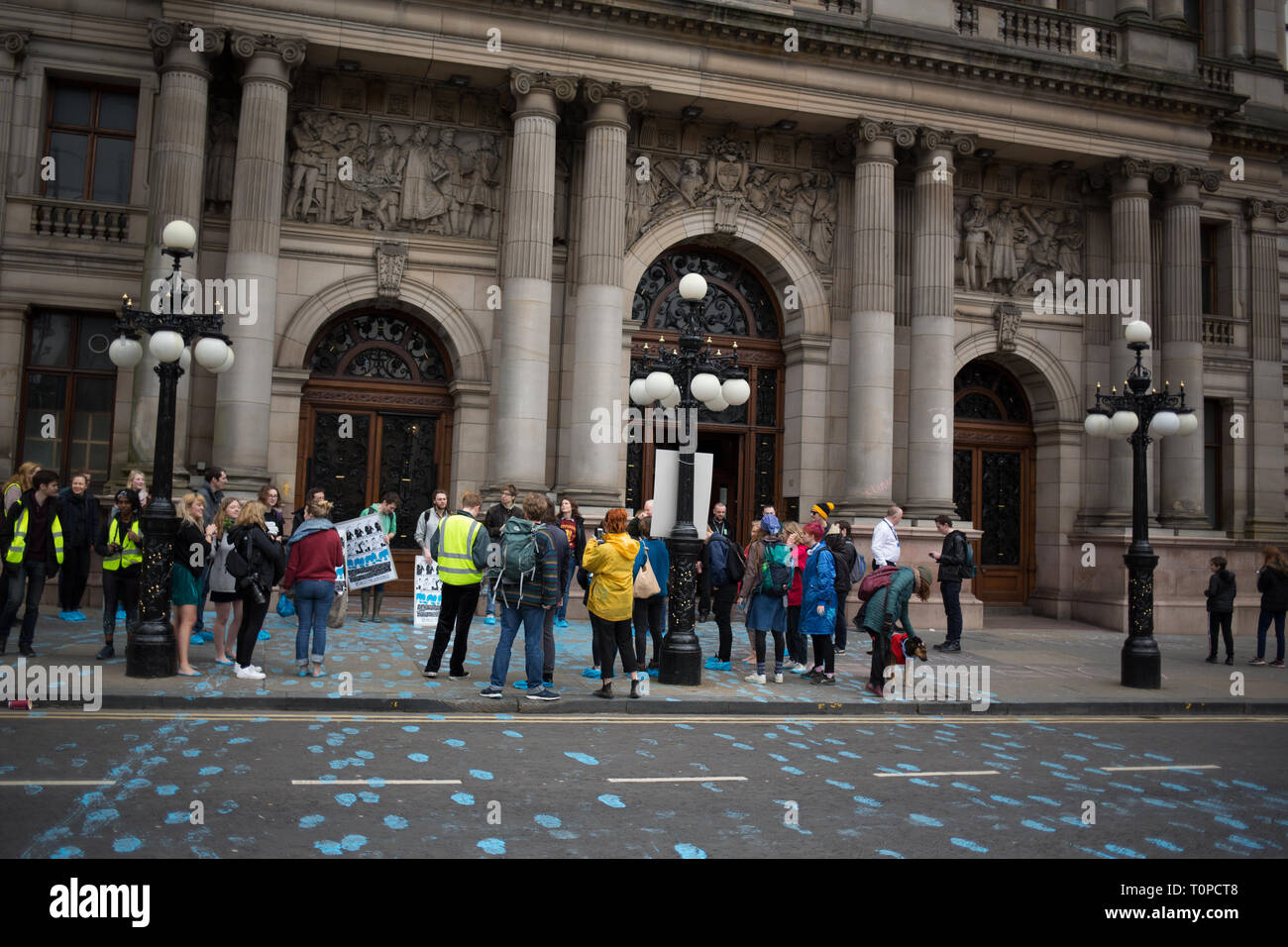 Glasgow, Regno Unito. Xxi Mar, 2019. Un 'Onda Blu' dimostrazione, pittura blu piedi stampe su George Square e bloccando la strada, in via di estinzione della ribellione Scozia clima i manifestanti, che chiedono che il consiglio comunale di dichiarare un'emergenza climatica e per accrescere la consapevolezza che i livelli del mare e della città di Fiume Clyde i livelli dell'acqua sono in aumento. In Glasgow, Scozia, 21 marzo 2019. Byline Photo credit: jeremy sutton-hibbert/Alamy Live News Foto Stock