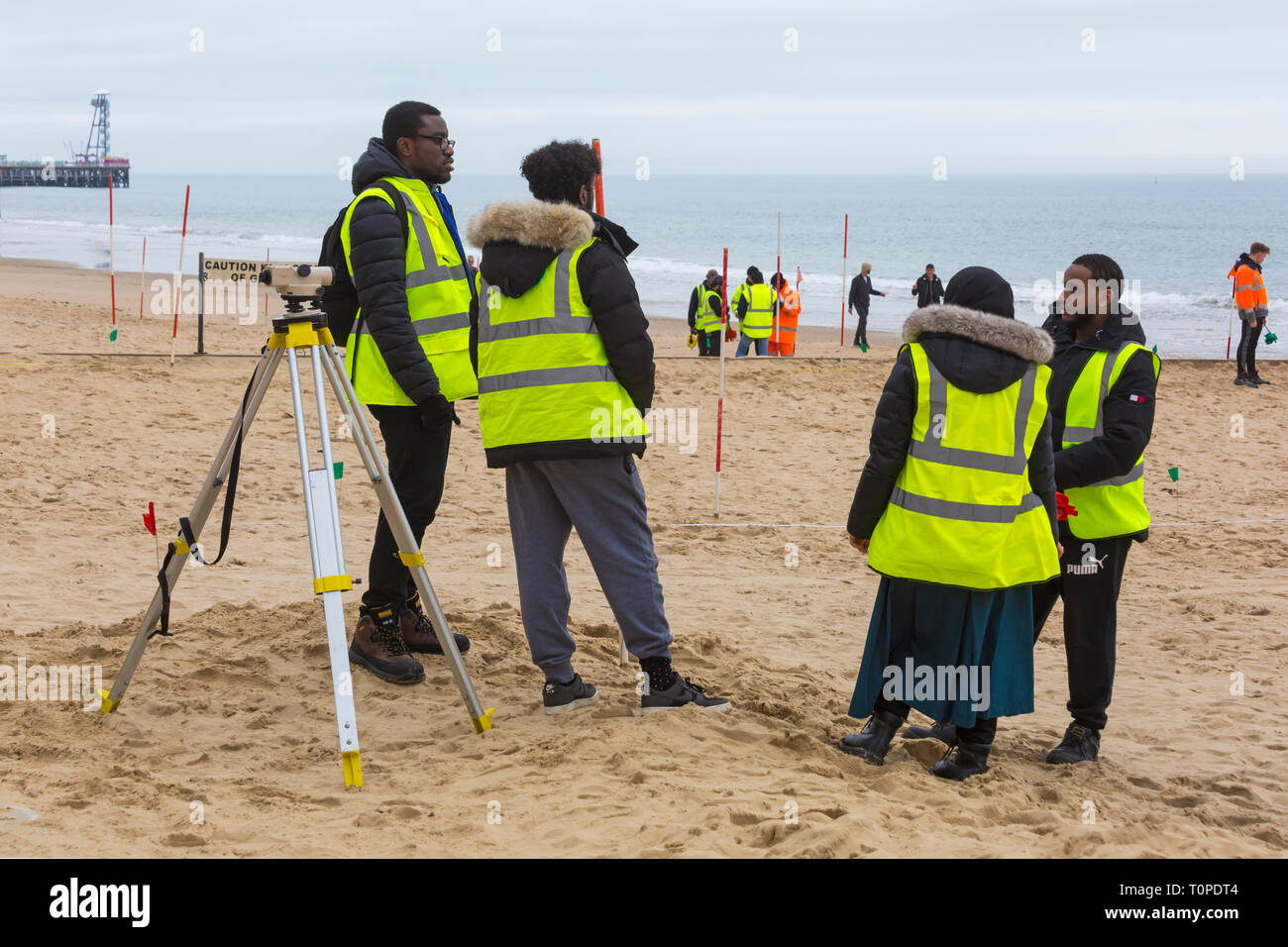 Bournemouth Dorset, Regno Unito. Xxi Mar, 2019. Ci sono un sacco di attività su e intorno alla spiaggia, come gli studenti di Università di East London effettuare misurazioni ingegneristiche del campo di lavoro del corso, come parte dei loro studi per un campo obbligatorio corso in terra e Misurazioni ingegneristiche. Credito: Carolyn Jenkins/Alamy Live News Foto Stock