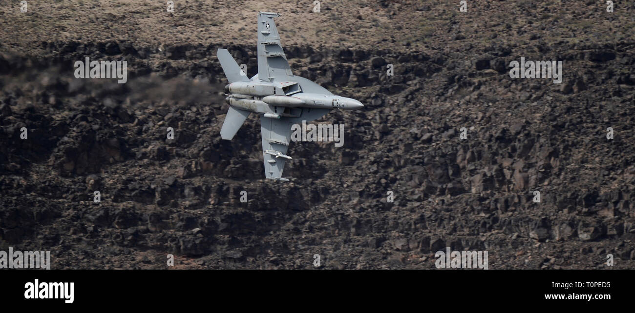 F-18 consente una elevata velocità passare fino a 500 mph attraverso arcobaleno/StarWars Canyon la transizione Jedi in primavera Panamint/ Death Valley lunedì e martedì. Molti diversi tipi di aerei da caccia pratica la loro bassa battenti attacco viene eseguito durante le operazioni Red-Flag questo mese, Marzo 18-19, 2019. Foto da Gene Blevins/ZumaPress. Credit: Gene Blevins/ZUMA filo/Alamy Live News Foto Stock