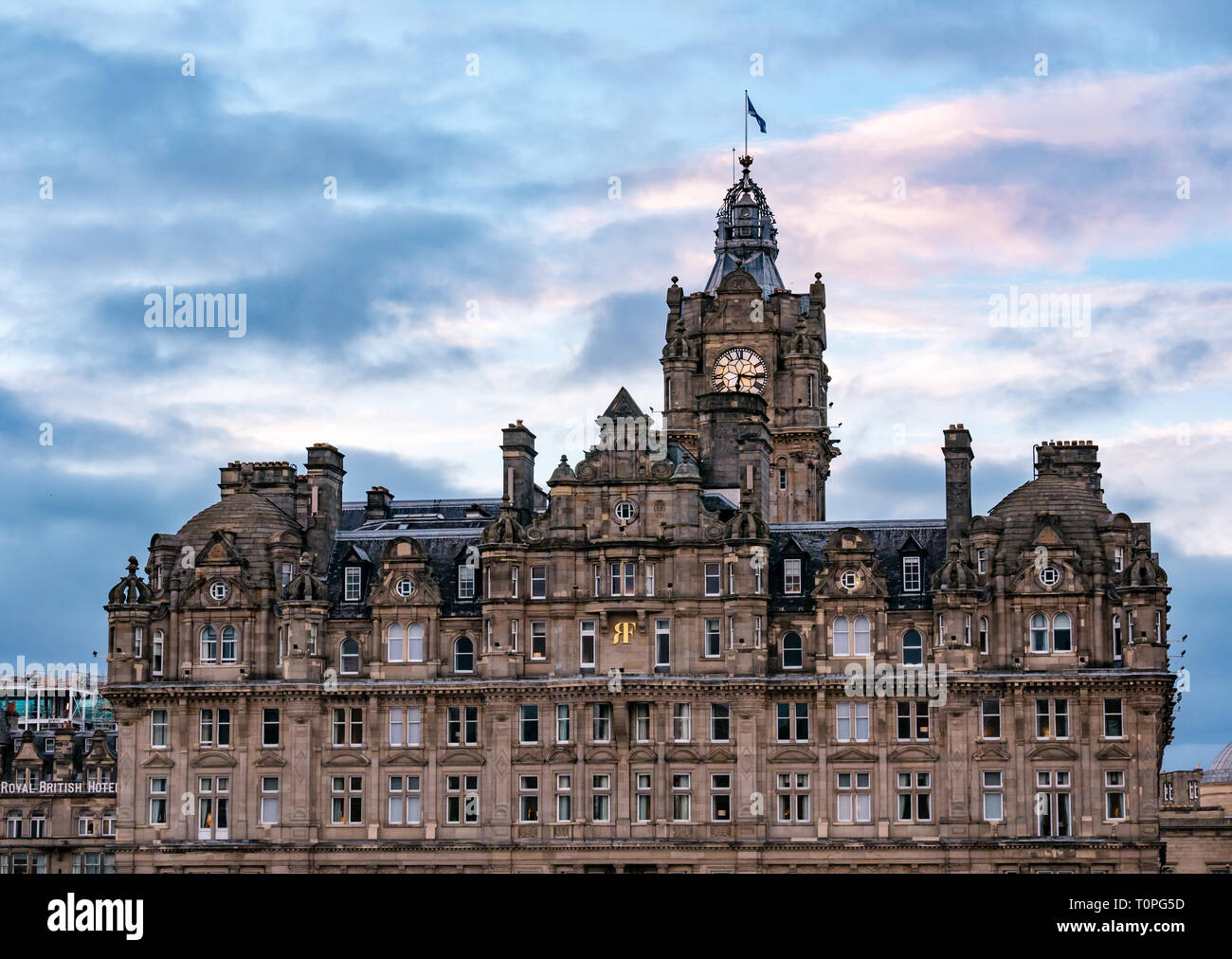 Edimburgo, Scozia, Regno Unito, 21 marzo 2019. Regno Unito Meteo: rosa colorate formazioni di nubi su Rocco Forte Balmoral Hotel torre dell orologio al crepuscolo Foto Stock