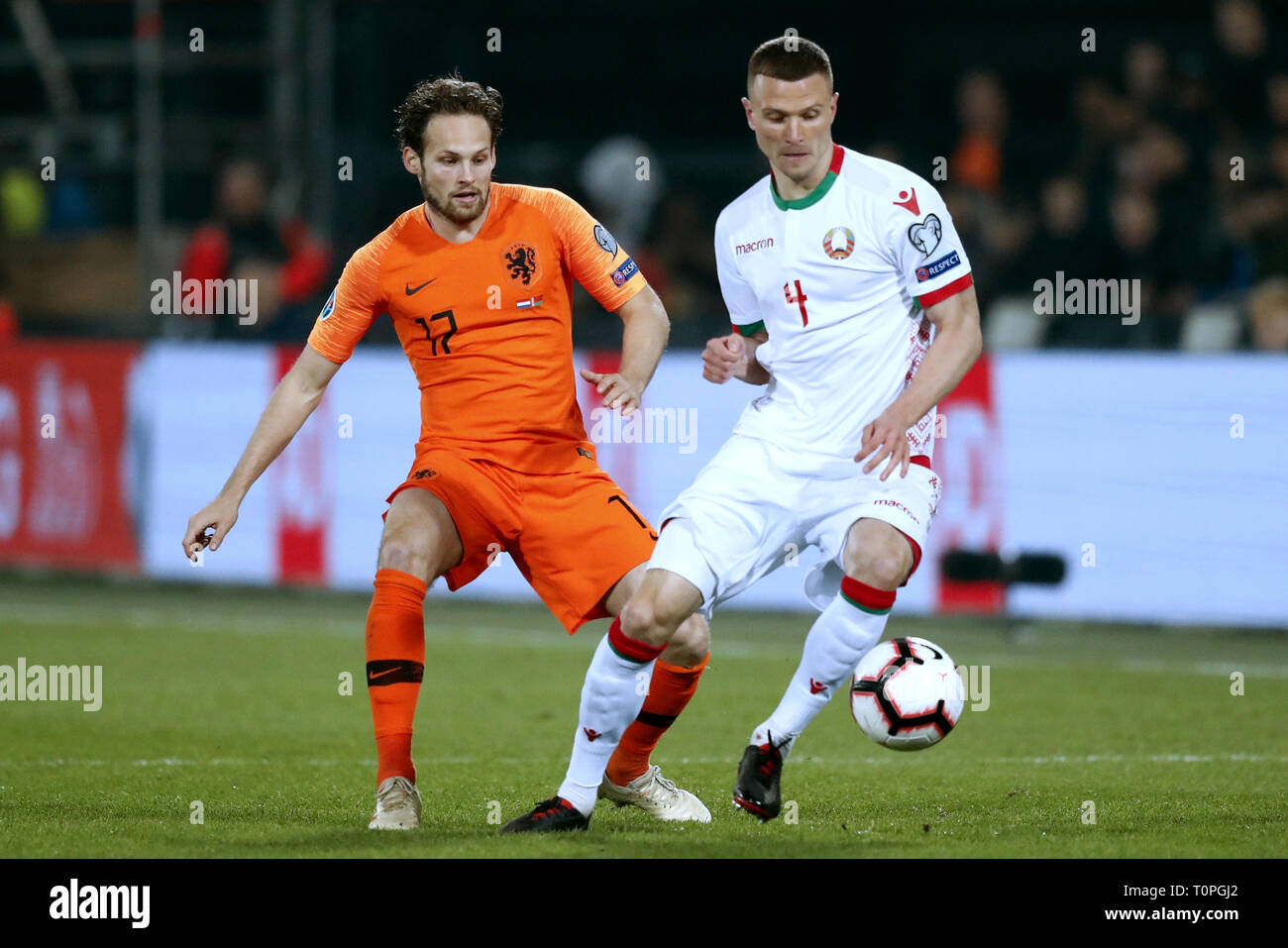 ROTTERDAM, calcio, Paesi Bassi - Bielorussia, 21-03-2019, Euro Qualifica, stadio De Kuip. Paesi Bassi il giocatore Daley Blind (L) e la Bielorussia player Igor Shitov (R) durante il gioco Paesi Bassi - Bielorussia . Foto Stock