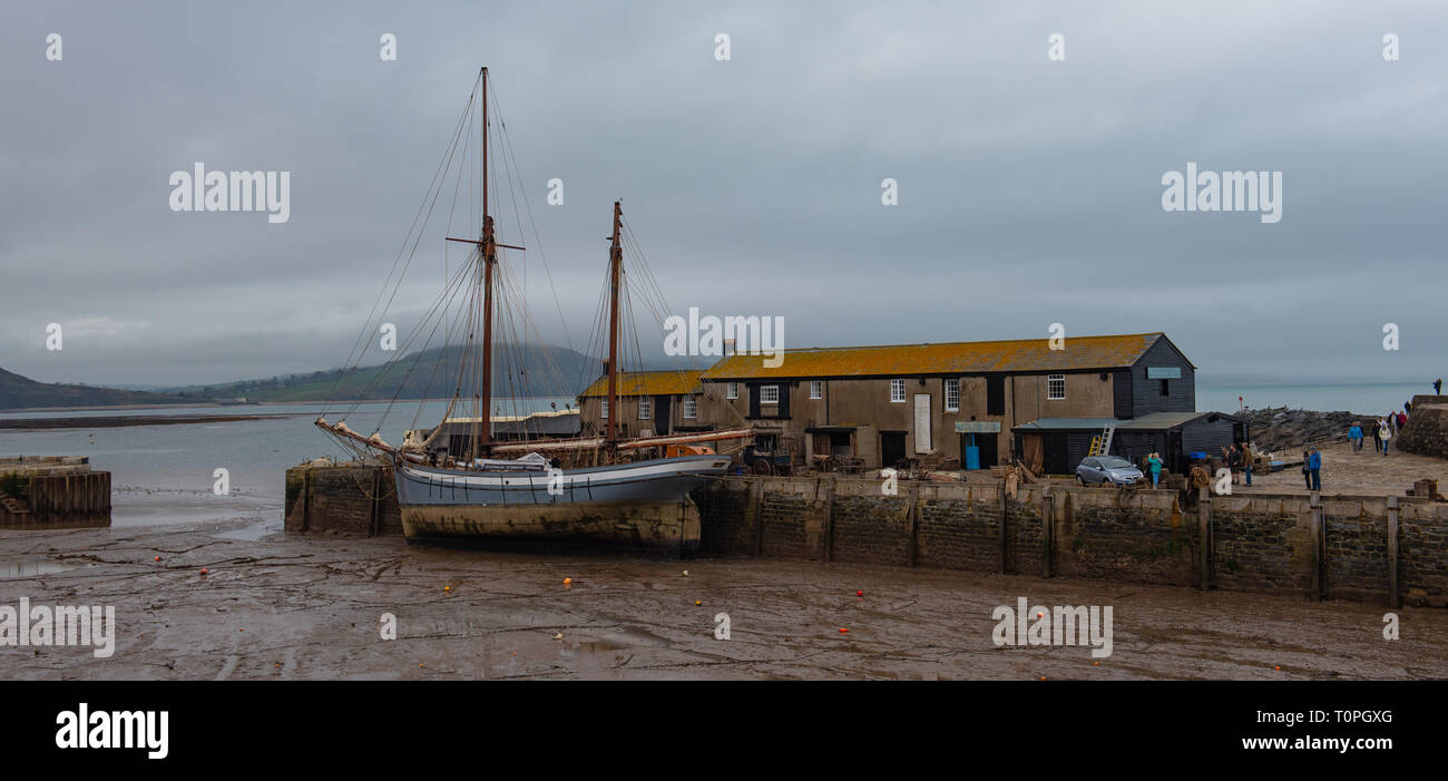 Lyme Regis, Dorset, Regno Unito. Xxi Marzo 2019. 1907 Tradizionale nave a vela "Irene' ormeggiata in Lyme Regis Harbour come il piede 100 Ketch e storici edifici di Cobb sono trasformate in un set cinematografico in preparazione per continuare le riprese di ammonita starring Kate Winslet e Saoirse Ronan. Diretto da Francesco Lee, il dramma immaginario ritrae il famoso cacciatore di fossili Anning Maria come una donna gay stimolando il dibattito fra gli storici e sui social media. Il film è previsto per portare un colpo di benvenuto per il turismo e l'economia locale. Credito: Celia McMahon/Alamy Live News Foto Stock