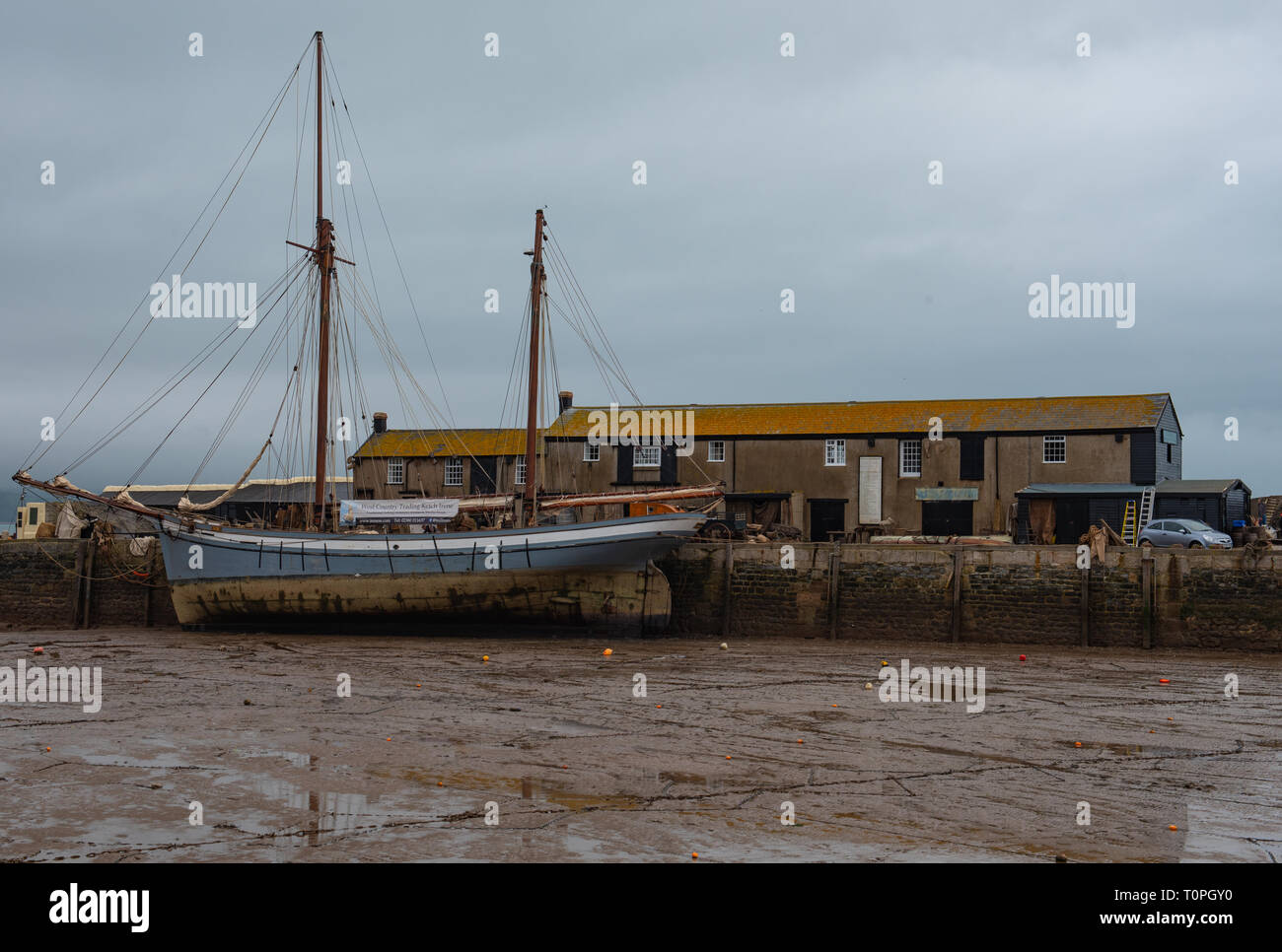 Lyme Regis, Dorset, Regno Unito. Xxi Marzo 2019. 1907 Tradizionale nave a vela "Irene' ormeggiata in Lyme Regis Harbour come il piede 100 Ketch e storici edifici di Cobb sono trasformate in un set cinematografico in preparazione per continuare le riprese di ammonita starring Kate Winslet e Saoirse Ronan. Diretto da Francesco Lee, il dramma immaginario ritrae il famoso cacciatore di fossili Anning Maria come una donna gay stimolando il dibattito fra gli storici e sui social media. Il film è previsto per portare un colpo di benvenuto per il turismo e l'economia locale. Credito: Celia McMahon/Alamy Live News Foto Stock