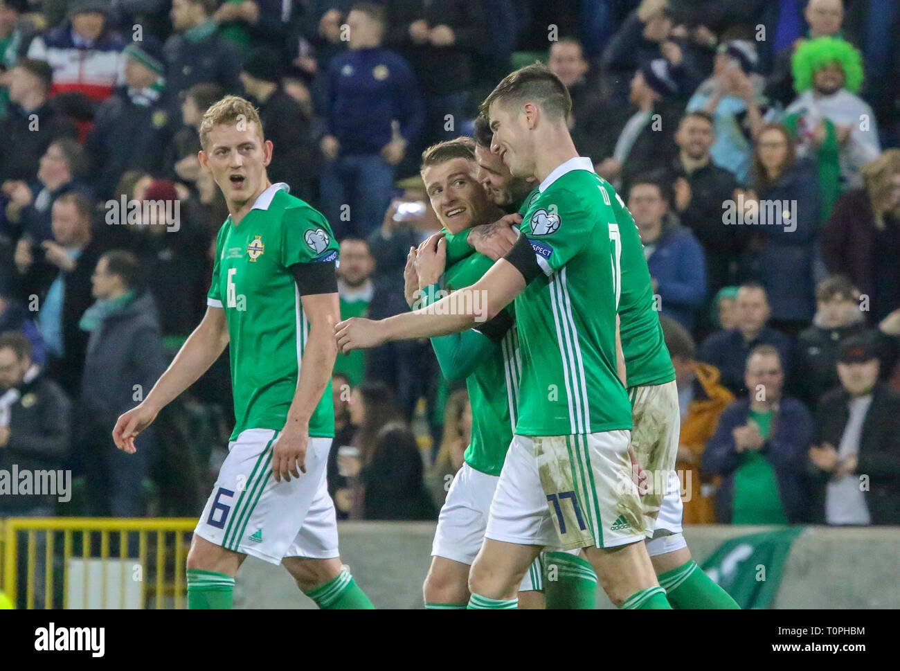 Stadio Nazionale al Windsor Park di Belfast, Irlanda del Nord. Il 21 marzo 2019. UEFA EURO 2020 il qualificatore- Irlanda del Nord / Estonia. Azione da stasera il gioco. Steven Davis (8) ha segnato in Irlanda del Nord la seconda obiettivo. Credito: David Hunter/Alamy Live News. Foto Stock