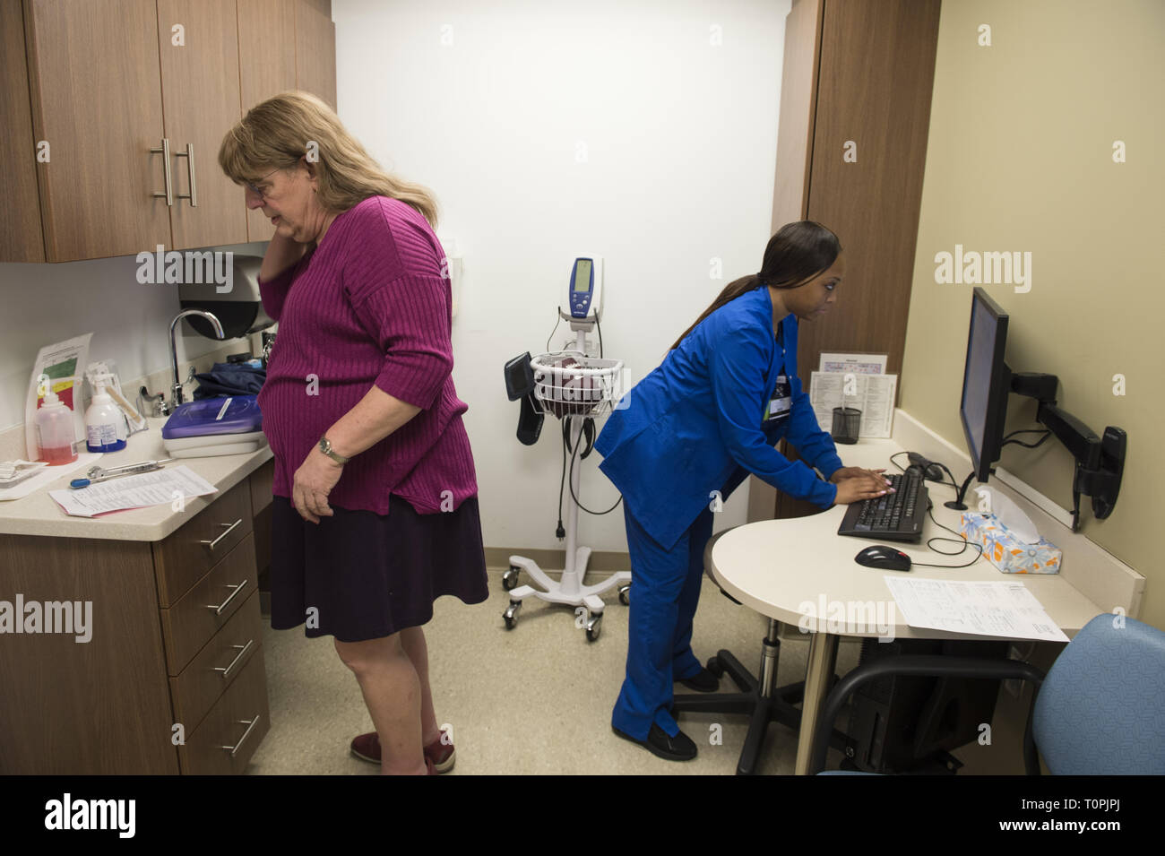 Decatur, GA, Stati Uniti d'America. Il 1° febbraio 2019. Jenny Howard, 68, si incontra con il dott. Vin Tangpricha, MD, un Endocrinologo all'università di Emory Clinic. Jenny, chi è transgender, la transizione da maschio a femmina nel 2005. ''Non ho potuto nascondere la mia transness eventuali ulteriori, '' ha detto. ''Al fine di fare il molto [ublic opera di educazione sulle reti di persone e di avvocato per loro, ho dovuto "Vieni fuori." Lei è un pensionato ingegnere dei sistemi. Il dott. Tangpricha considera i punteggi di transgender di pazienti in tutto il sud-est ed è presidente del mondo .Professional Association for Transgender Health (WPATH) che ha la missione di prom Foto Stock