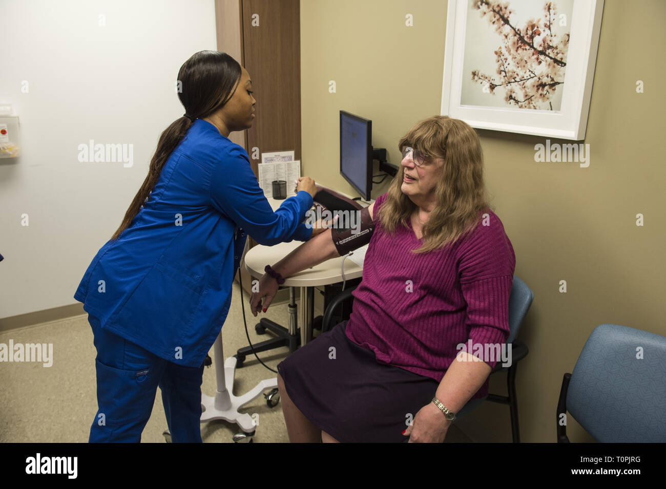 Decatur, GA, Stati Uniti d'America. Il 1° febbraio 2019. Jenny Howard, 68, si incontra con il dott. Vin Tangpricha, MD, un Endocrinologo all'università di Emory Clinic. Jenny, chi è transgender, la transizione da maschio a femmina nel 2005. ''Non ho potuto nascondere la mia transness eventuali ulteriori, '' ha detto. ''Al fine di fare il molto [ublic opera di educazione sulle reti di persone e di avvocato per loro, ho dovuto "Vieni fuori." Lei è un pensionato ingegnere dei sistemi. Il dott. Tangpricha considera i punteggi di transgender di pazienti in tutto il sud-est ed è presidente del mondo .Professional Association for Transgender Health (WPATH) che ha la missione di prom Foto Stock