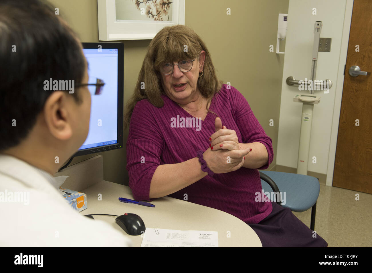 Decatur, GA, Stati Uniti d'America. Il 1° febbraio 2019. Jenny Howard, 68, si incontra con il dott. Vin Tangpricha, MD, un Endocrinologo all'università di Emory Clinic. Jenny, chi è transgender, la transizione da maschio a femmina nel 2005. ''Non ho potuto nascondere la mia transness eventuali ulteriori, '' ha detto. ''Al fine di fare il molto [ublic opera di educazione sulle reti di persone e di avvocato per loro, ho dovuto "Vieni fuori." Lei è un pensionato ingegnere dei sistemi. Il dott. Tangpricha considera i punteggi di transgender di pazienti in tutto il sud-est ed è presidente del mondo .Professional Association for Transgender Health (WPATH) che ha la missione di prom Foto Stock