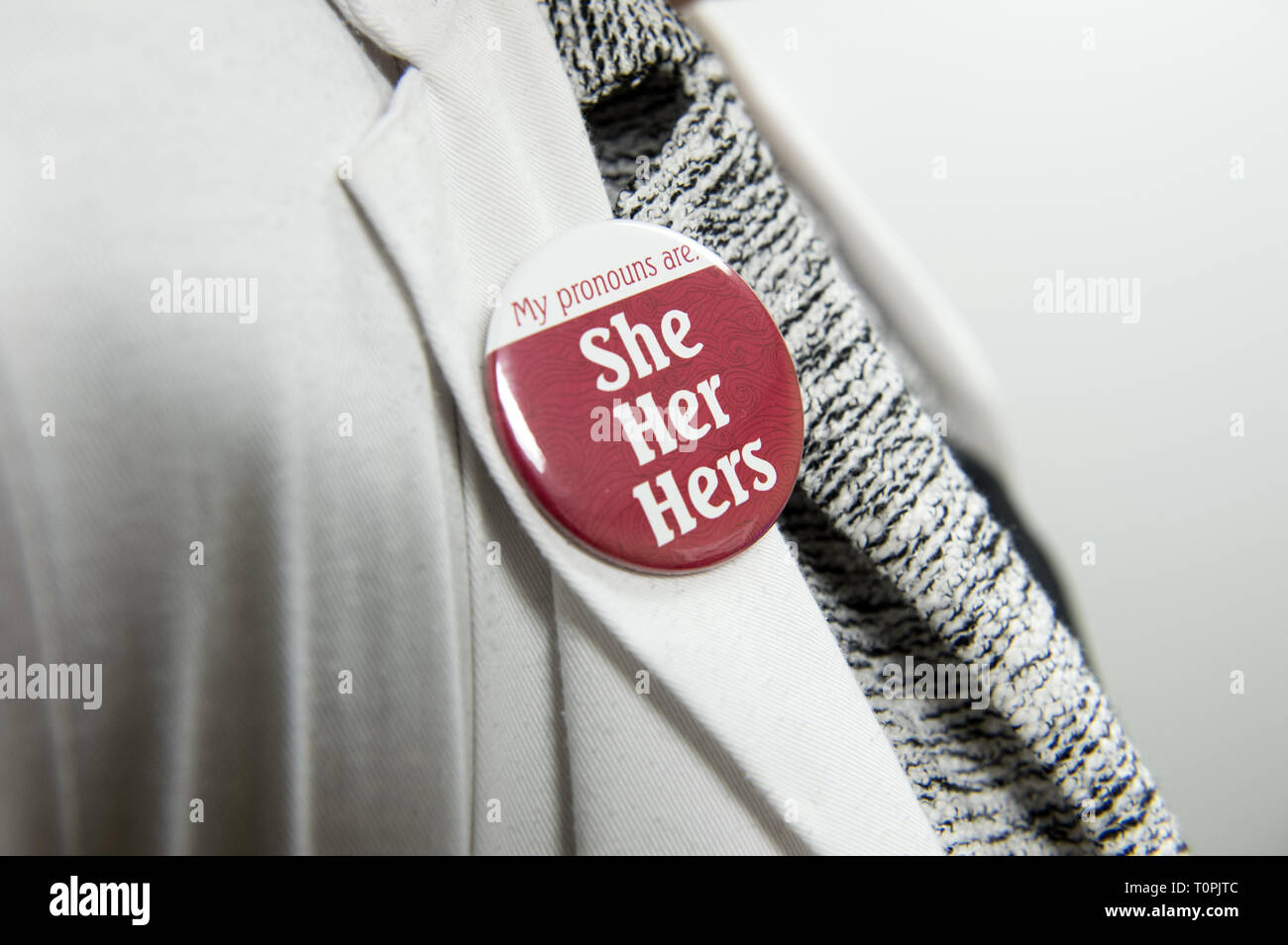 Decatur, GA, Stati Uniti d'America. Il 1° febbraio 2019. Jenny Howard, 68, si incontra con il dott. Vin Tangpricha, MD, un Endocrinologo all'università di Emory Clinic. Jenny, chi è transgender, la transizione da maschio a femmina nel 2005. ''Non ho potuto nascondere la mia transness eventuali ulteriori, '' ha detto. ''Al fine di fare il molto [ublic opera di educazione sulle reti di persone e di avvocato per loro, ho dovuto "Vieni fuori." Lei è un pensionato ingegnere dei sistemi. Il dott. Tangpricha considera i punteggi di transgender di pazienti in tutto il sud-est ed è presidente del mondo .Professional Association for Transgender Health (WPATH) che ha la missione di prom Foto Stock