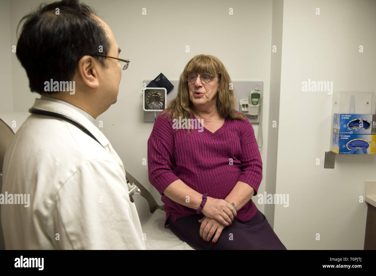 Decatur, GA, Stati Uniti d'America. Il 1° febbraio 2019. Jenny Howard, 68, si incontra con il dott. Vin Tangpricha, MD, un Endocrinologo all'università di Emory Clinic. Jenny, chi è transgender, la transizione da maschio a femmina nel 2005. ''Non ho potuto nascondere la mia transness eventuali ulteriori, '' ha detto. ''Al fine di fare il molto [ublic opera di educazione sulle reti di persone e di avvocato per loro, ho dovuto "Vieni fuori." Lei è un pensionato ingegnere dei sistemi. Il dott. Tangpricha considera i punteggi di transgender di pazienti in tutto il sud-est ed è presidente del mondo .Professional Association for Transgender Health (WPATH) che ha la missione di prom Foto Stock