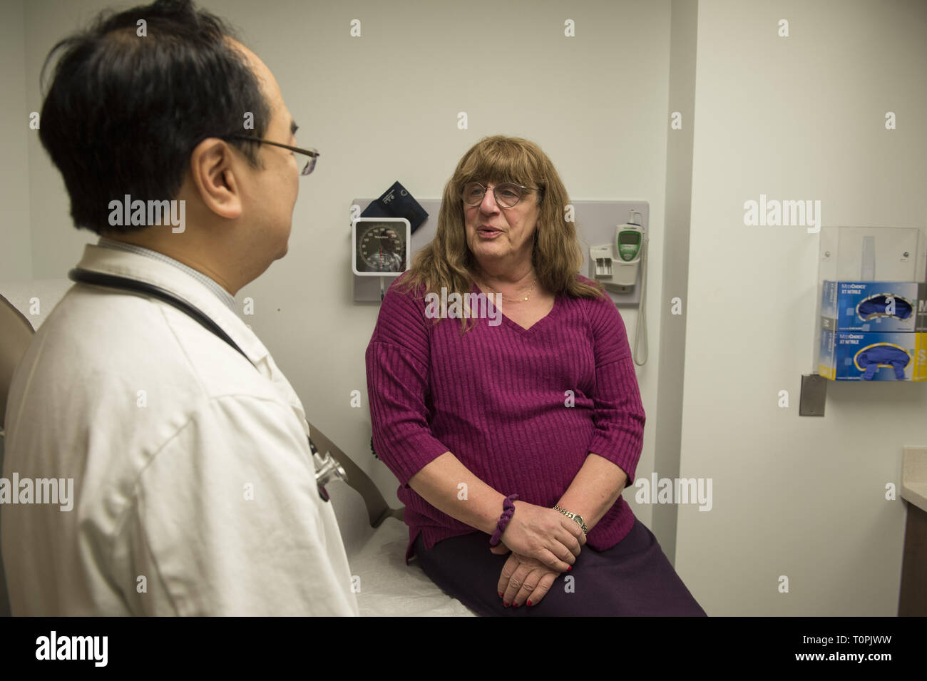 Decatur, GA, Stati Uniti d'America. Il 1° febbraio 2019. Jenny Howard, 68, si incontra con il dott. Vin Tangpricha, MD, un Endocrinologo all'università di Emory Clinic. Jenny, chi è transgender, la transizione da maschio a femmina nel 2005. ''Non ho potuto nascondere la mia transness eventuali ulteriori, '' ha detto. ''Al fine di fare il molto [ublic opera di educazione sulle reti di persone e di avvocato per loro, ho dovuto "Vieni fuori." Lei è un pensionato ingegnere dei sistemi. Il dott. Tangpricha considera i punteggi di transgender di pazienti in tutto il sud-est ed è presidente del mondo .Professional Association for Transgender Health (WPATH) che ha la missione di prom Foto Stock
