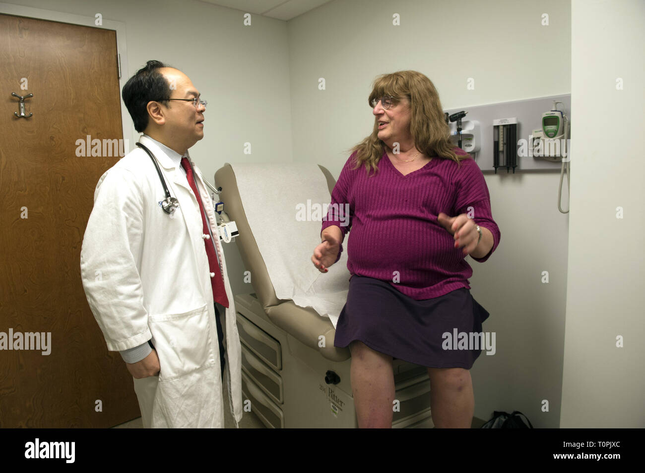 Decatur, GA, Stati Uniti d'America. Il 1° febbraio 2019. Jenny Howard, 68, si incontra con il dott. Vin Tangpricha, MD, un Endocrinologo all'università di Emory Clinic. Jenny, chi è transgender, la transizione da maschio a femmina nel 2005. ''Non ho potuto nascondere la mia transness eventuali ulteriori, '' ha detto. ''Al fine di fare il molto [ublic opera di educazione sulle reti di persone e di avvocato per loro, ho dovuto "Vieni fuori." Lei è un pensionato ingegnere dei sistemi. Il dott. Tangpricha considera i punteggi di transgender di pazienti in tutto il sud-est ed è presidente del mondo .Professional Association for Transgender Health (WPATH) che ha la missione di prom Foto Stock