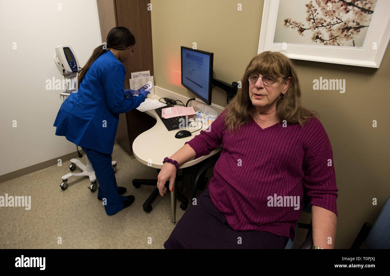 Decatur, GA, Stati Uniti d'America. Il 1° febbraio 2019. Jenny Howard, 68, si incontra con il dott. Vin Tangpricha, MD, un Endocrinologo all'università di Emory Clinic. Jenny, chi è transgender, la transizione da maschio a femmina nel 2005. ''Non ho potuto nascondere la mia transness eventuali ulteriori, '' ha detto. ''Al fine di fare il molto [ublic opera di educazione sulle reti di persone e di avvocato per loro, ho dovuto "Vieni fuori." Lei è un pensionato ingegnere dei sistemi. Il dott. Tangpricha considera i punteggi di transgender di pazienti in tutto il sud-est ed è presidente del mondo .Professional Association for Transgender Health (WPATH) che ha la missione di prom Foto Stock