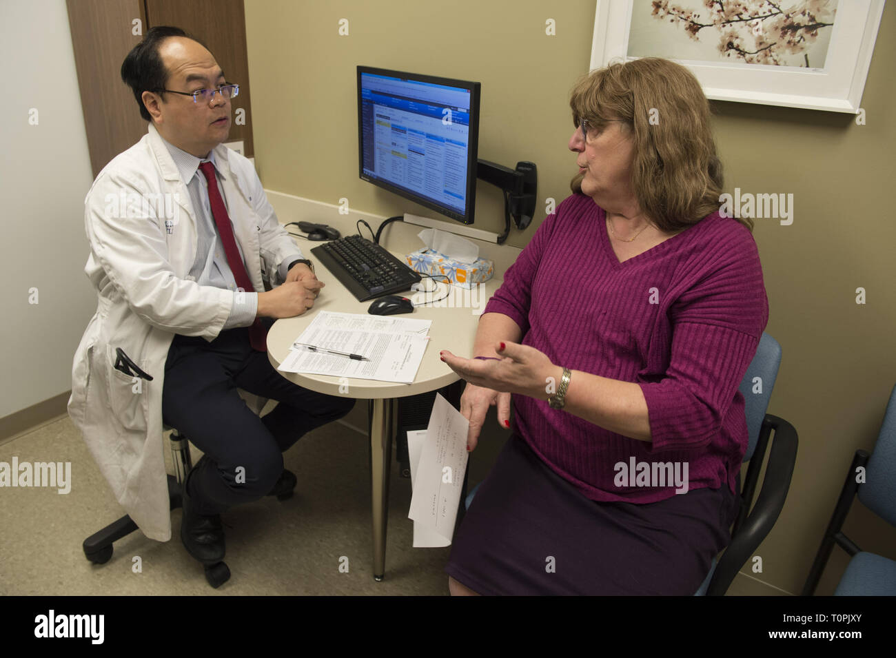Decatur, GA, Stati Uniti d'America. Il 1° febbraio 2019. Jenny Howard, 68, si incontra con il dott. Vin Tangpricha, MD, un Endocrinologo all'università di Emory Clinic. Jenny, chi è transgender, la transizione da maschio a femmina nel 2005. ''Non ho potuto nascondere la mia transness eventuali ulteriori, '' ha detto. ''Al fine di fare il molto [ublic opera di educazione sulle reti di persone e di avvocato per loro, ho dovuto "Vieni fuori." Lei è un pensionato ingegnere dei sistemi. Il dott. Tangpricha considera i punteggi di transgender di pazienti in tutto il sud-est ed è presidente del mondo .Professional Association for Transgender Health (WPATH) che ha la missione di prom Foto Stock