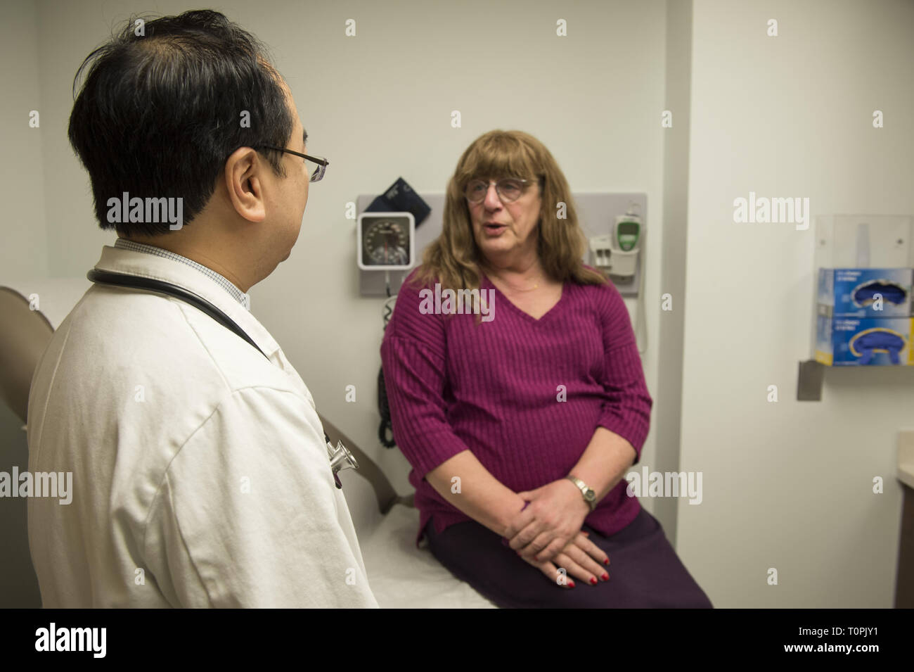 Decatur, GA, Stati Uniti d'America. Il 1° febbraio 2019. Jenny Howard, 68, si incontra con il dott. Vin Tangpricha, MD, un Endocrinologo all'università di Emory Clinic. Jenny, chi è transgender, la transizione da maschio a femmina nel 2005. ''Non ho potuto nascondere la mia transness eventuali ulteriori, '' ha detto. ''Al fine di fare il molto [ublic opera di educazione sulle reti di persone e di avvocato per loro, ho dovuto "Vieni fuori." Lei è un pensionato ingegnere dei sistemi. Il dott. Tangpricha considera i punteggi di transgender di pazienti in tutto il sud-est ed è presidente del mondo .Professional Association for Transgender Health (WPATH) che ha la missione di prom Foto Stock