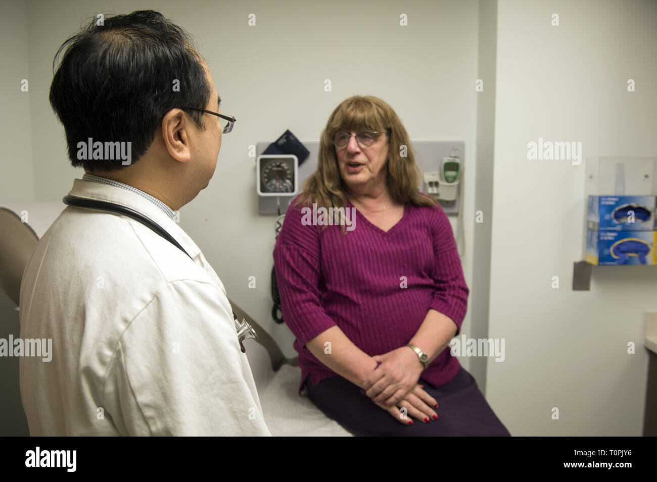 Decatur, GA, Stati Uniti d'America. Il 1° febbraio 2019. Jenny Howard, 68, si incontra con il dott. Vin Tangpricha, MD, un Endocrinologo all'università di Emory Clinic. Jenny, chi è transgender, la transizione da maschio a femmina nel 2005. ''Non ho potuto nascondere la mia transness eventuali ulteriori, '' ha detto. ''Al fine di fare il molto [ublic opera di educazione sulle reti di persone e di avvocato per loro, ho dovuto "Vieni fuori." Lei è un pensionato ingegnere dei sistemi. Il dott. Tangpricha considera i punteggi di transgender di pazienti in tutto il sud-est ed è presidente del mondo .Professional Association for Transgender Health (WPATH) che ha la missione di prom Foto Stock