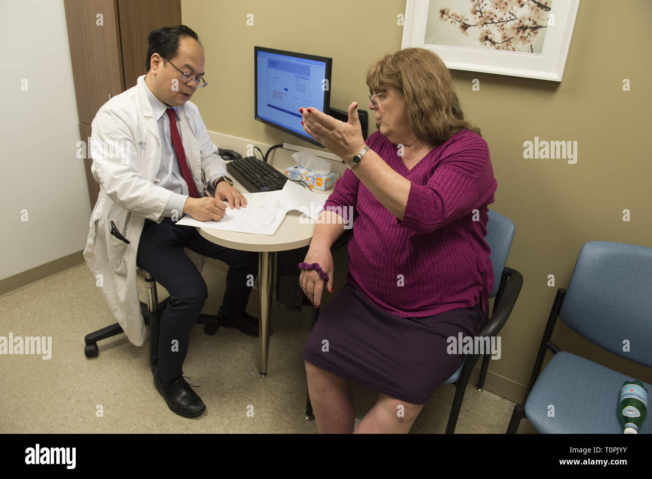 Decatur, GA, Stati Uniti d'America. Il 1° febbraio 2019. Jenny Howard, 68, si incontra con il dott. Vin Tangpricha, MD, un Endocrinologo all'università di Emory Clinic. Jenny, chi è transgender, la transizione da maschio a femmina nel 2005. ''Non ho potuto nascondere la mia transness eventuali ulteriori, '' ha detto. ''Al fine di fare il molto [ublic opera di educazione sulle reti di persone e di avvocato per loro, ho dovuto "Vieni fuori." Lei è un pensionato ingegnere dei sistemi. Il dott. Tangpricha considera i punteggi di transgender di pazienti in tutto il sud-est ed è presidente del mondo .Professional Association for Transgender Health (WPATH) che ha la missione di prom Foto Stock