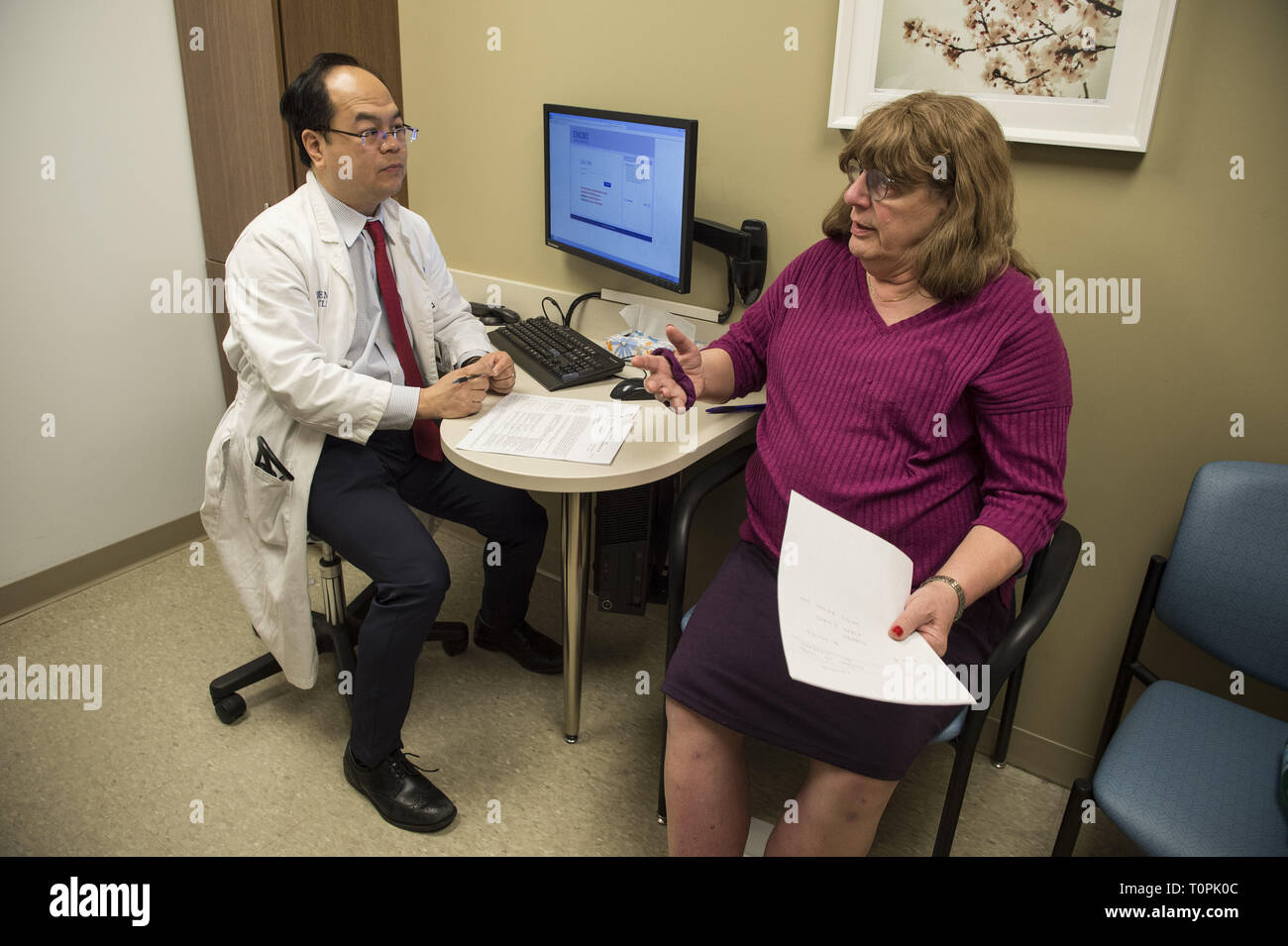 Decatur, GA, Stati Uniti d'America. Il 1° febbraio 2019. Jenny Howard, 68, si incontra con il dott. Vin Tangpricha, MD, un Endocrinologo all'università di Emory Clinic. Jenny, chi è transgender, la transizione da maschio a femmina nel 2005. ''Non ho potuto nascondere la mia transness eventuali ulteriori, '' ha detto. ''Al fine di fare il molto [ublic opera di educazione sulle reti di persone e di avvocato per loro, ho dovuto "Vieni fuori." Lei è un pensionato ingegnere dei sistemi. Il dott. Tangpricha considera i punteggi di transgender di pazienti in tutto il sud-est ed è presidente del mondo .Professional Association for Transgender Health (WPATH) che ha la missione di prom Foto Stock