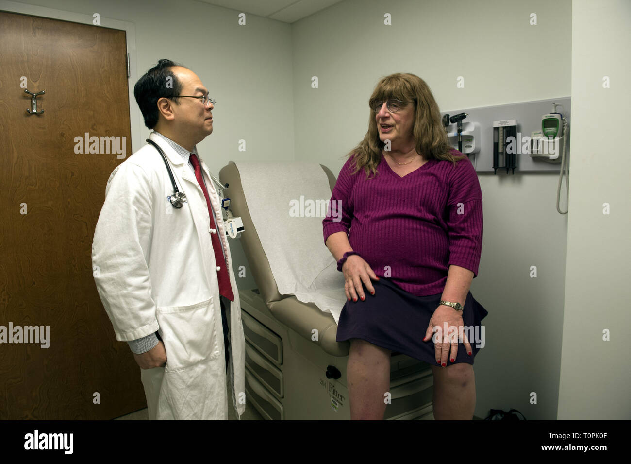 Decatur, GA, Stati Uniti d'America. Il 1° febbraio 2019. Jenny Howard, 68, si incontra con il dott. Vin Tangpricha, MD, un Endocrinologo all'università di Emory Clinic. Jenny, chi è transgender, la transizione da maschio a femmina nel 2005. ''Non ho potuto nascondere la mia transness eventuali ulteriori, '' ha detto. ''Al fine di fare il molto [ublic opera di educazione sulle reti di persone e di avvocato per loro, ho dovuto "Vieni fuori." Lei è un pensionato ingegnere dei sistemi. Il dott. Tangpricha considera i punteggi di transgender di pazienti in tutto il sud-est ed è presidente del mondo .Professional Association for Transgender Health (WPATH) che ha la missione di prom Foto Stock