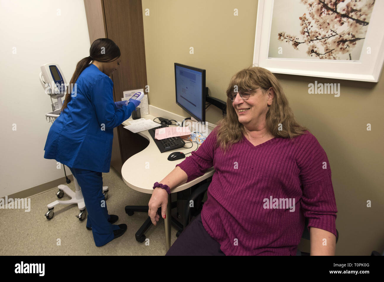 Decatur, GA, Stati Uniti d'America. Il 1° febbraio 2019. Jenny Howard, 68, si incontra con il dott. Vin Tangpricha, MD, un Endocrinologo all'università di Emory Clinic. Jenny, chi è transgender, la transizione da maschio a femmina nel 2005. ''Non ho potuto nascondere la mia transness eventuali ulteriori, '' ha detto. ''Al fine di fare il molto [ublic opera di educazione sulle reti di persone e di avvocato per loro, ho dovuto "Vieni fuori." Lei è un pensionato ingegnere dei sistemi. Il dott. Tangpricha considera i punteggi di transgender di pazienti in tutto il sud-est ed è presidente del mondo .Professional Association for Transgender Health (WPATH) che ha la missione di prom Foto Stock