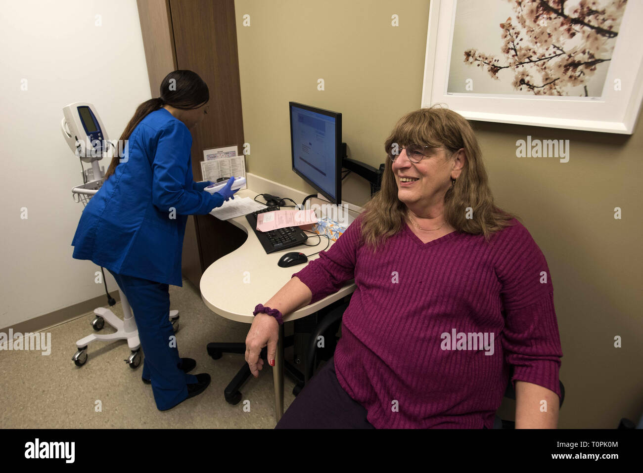 Decatur, GA, Stati Uniti d'America. Il 1° febbraio 2019. Jenny Howard, 68, si incontra con il dott. Vin Tangpricha, MD, un Endocrinologo all'università di Emory Clinic. Jenny, chi è transgender, la transizione da maschio a femmina nel 2005. ''Non ho potuto nascondere la mia transness eventuali ulteriori, '' ha detto. ''Al fine di fare il molto [ublic opera di educazione sulle reti di persone e di avvocato per loro, ho dovuto "Vieni fuori." Lei è un pensionato ingegnere dei sistemi. Il dott. Tangpricha considera i punteggi di transgender di pazienti in tutto il sud-est ed è presidente del mondo .Professional Association for Transgender Health (WPATH) che ha la missione di prom Foto Stock