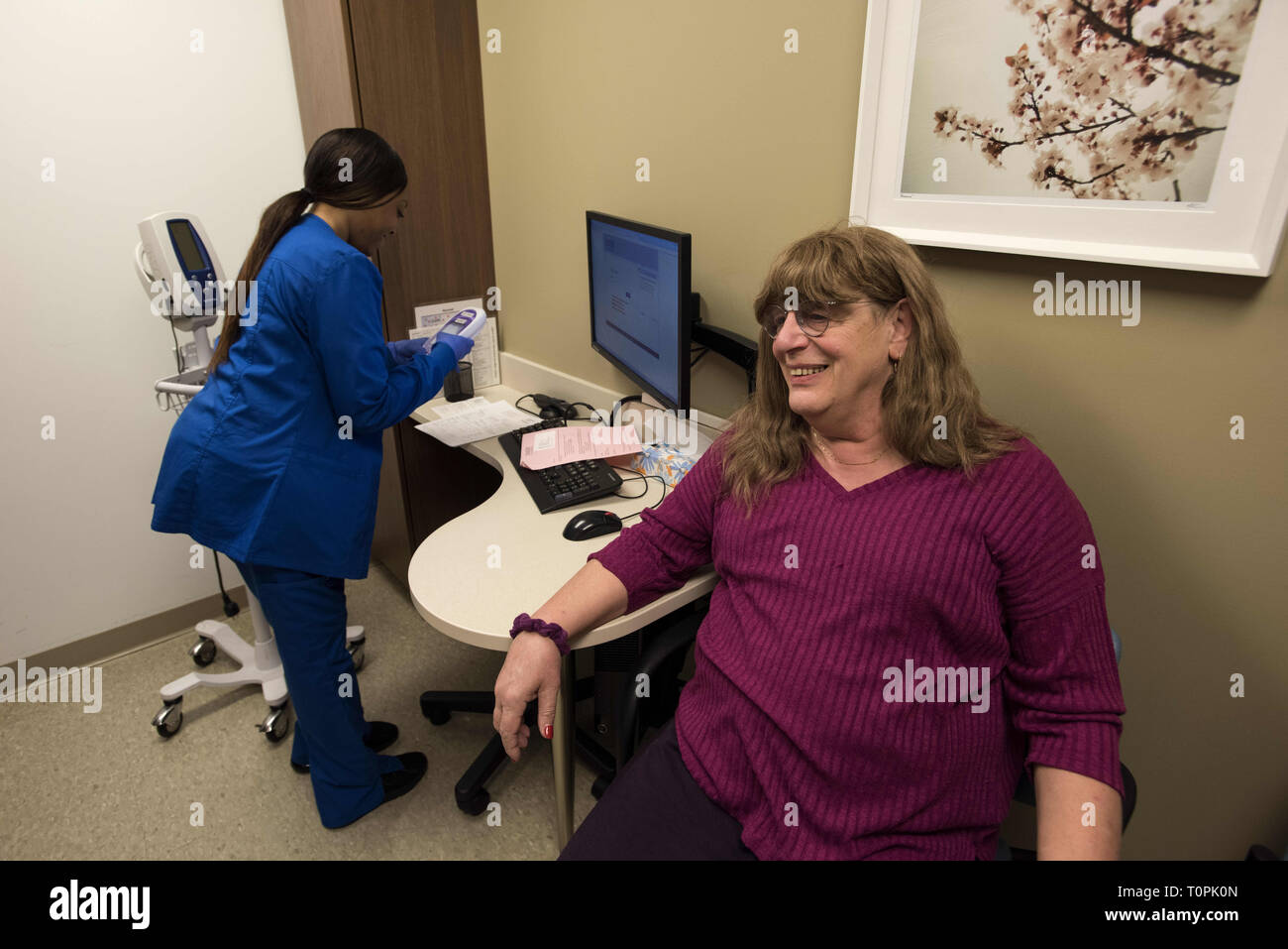 Decatur, GA, Stati Uniti d'America. Il 1° febbraio 2019. Jenny Howard, 68, si incontra con il dott. Vin Tangpricha, MD, un Endocrinologo all'università di Emory Clinic. Jenny, chi è transgender, la transizione da maschio a femmina nel 2005. ''Non ho potuto nascondere la mia transness eventuali ulteriori, '' ha detto. ''Al fine di fare il molto [ublic opera di educazione sulle reti di persone e di avvocato per loro, ho dovuto "Vieni fuori." Lei è un pensionato ingegnere dei sistemi. Il dott. Tangpricha considera i punteggi di transgender di pazienti in tutto il sud-est ed è presidente del mondo .Professional Association for Transgender Health (WPATH) che ha la missione di prom Foto Stock