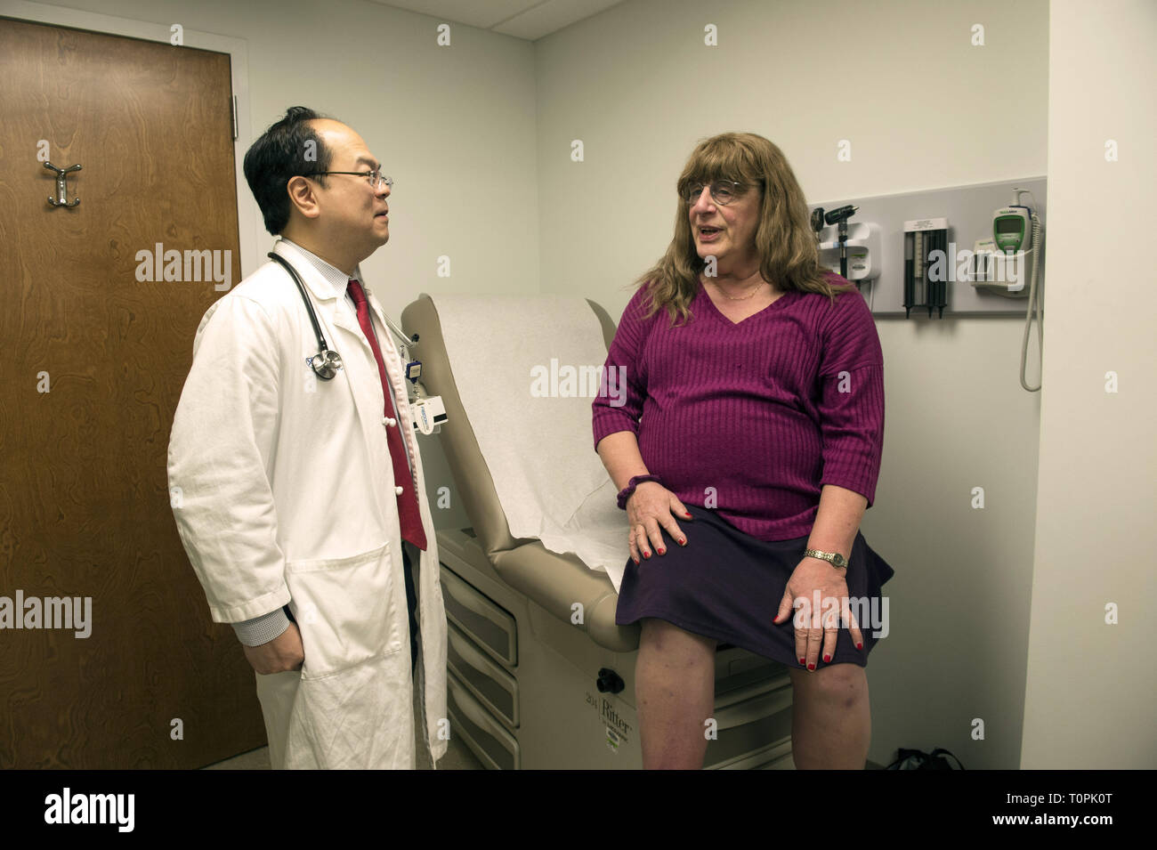 Decatur, GA, Stati Uniti d'America. Il 1° febbraio 2019. Jenny Howard, 68, si incontra con il dott. Vin Tangpricha, MD, un Endocrinologo all'università di Emory Clinic. Jenny, chi è transgender, la transizione da maschio a femmina nel 2005. ''Non ho potuto nascondere la mia transness eventuali ulteriori, '' ha detto. ''Al fine di fare il molto [ublic opera di educazione sulle reti di persone e di avvocato per loro, ho dovuto "Vieni fuori." Lei è un pensionato ingegnere dei sistemi. Il dott. Tangpricha considera i punteggi di transgender di pazienti in tutto il sud-est ed è presidente del mondo .Professional Association for Transgender Health (WPATH) che ha la missione di prom Foto Stock