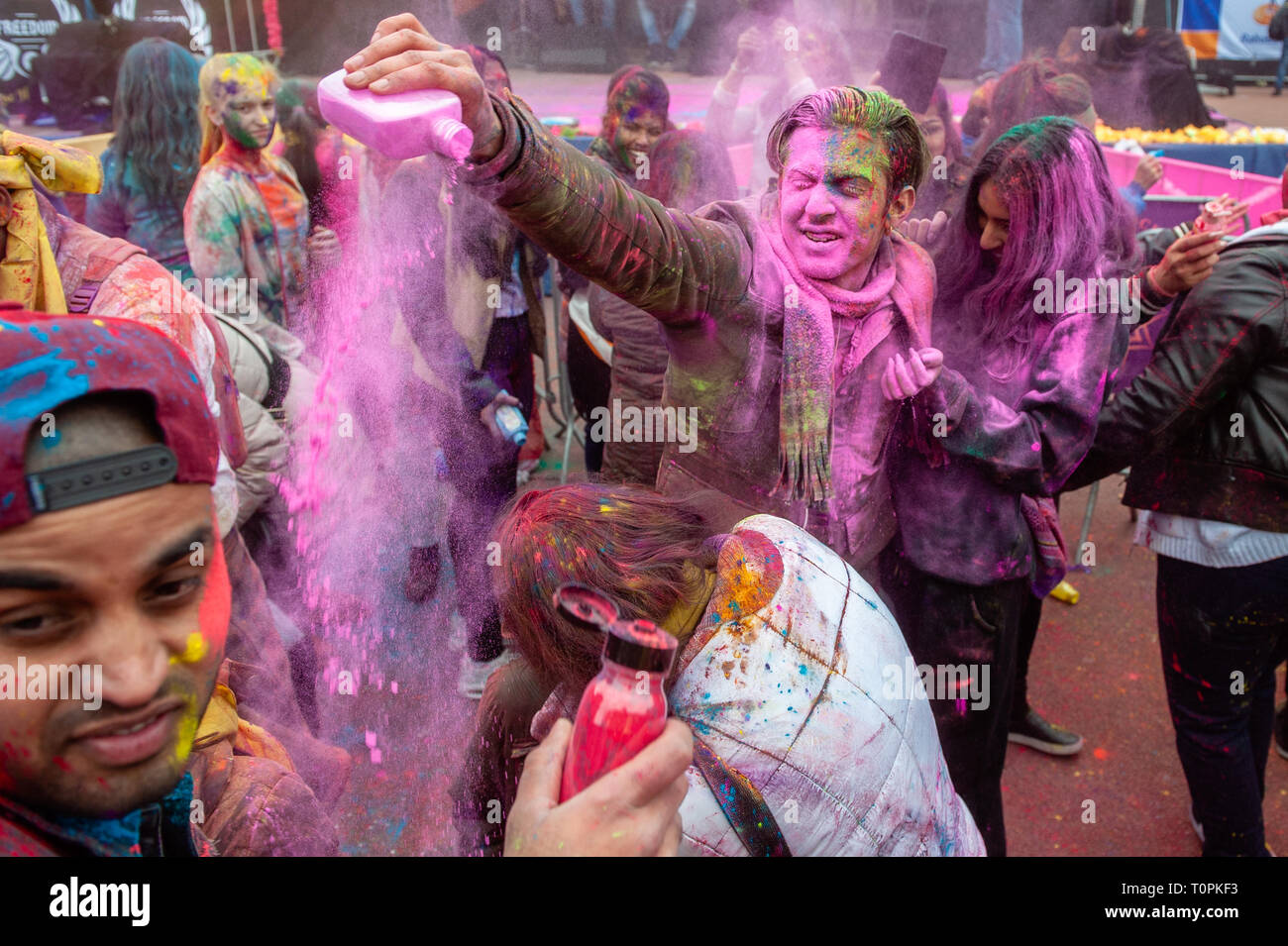Un uomo è riscontrabile gettando polveri colorate per una donna. Milioni di persone in tutto il mondo celebra la Holi festival Hangámá, noto anche come il Festival dei Colori. Per gli Indù si tratta di una celebrazione dell'arrivo della primavera, il Nuovo Anno e vittoria tutto in uno. La più grande popolazione indiana in Europa (al di fuori del Regno Unito) può essere trovato all'Aia, questo è uno dei più grandi in Europa. Il clou della festa Holi è la processione attraverso il Transvaal multiculturale e Schilderswijk quartieri. I partecipanti al corteo buttare vivacemente colorato in polvere in se stessi e a ea Foto Stock