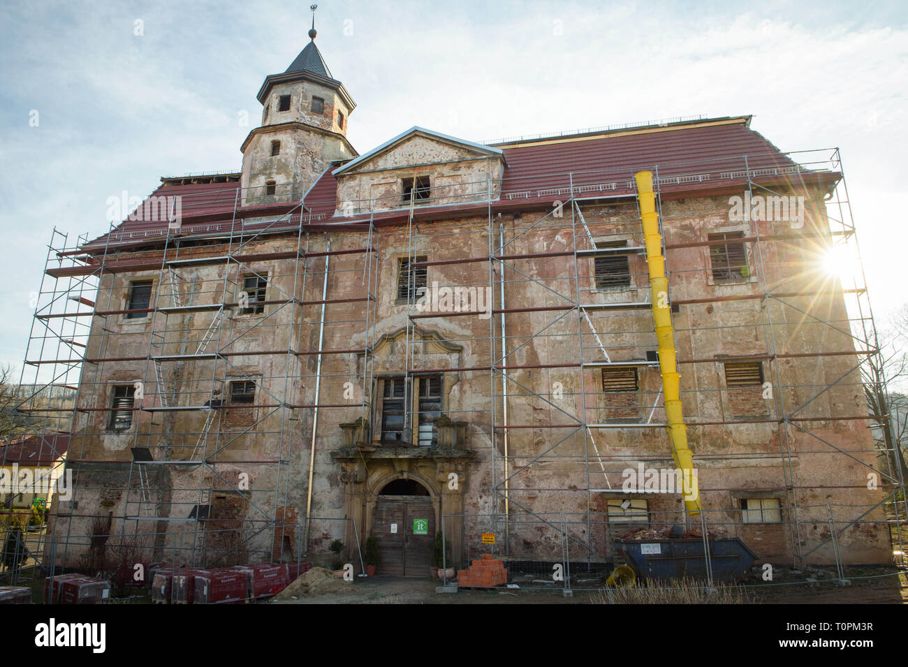 Walbrzych, Polonia. Xvii Mar, 2019. Il Palac Struga Adelsbach (Castello). Durante i lavori di restauro del castello, i lavoratori sotto la direzione di Piotr Koper scoperto insolito murali rinascimentale dai regnanti di epoche diverse dietro parecchi strati di intonaco e vernice. (A dpa 'oro polacco treno incontra cacciatore di tesori inaspettati') Credito: Gregor Fischer/dpa/Alamy Live News Foto Stock