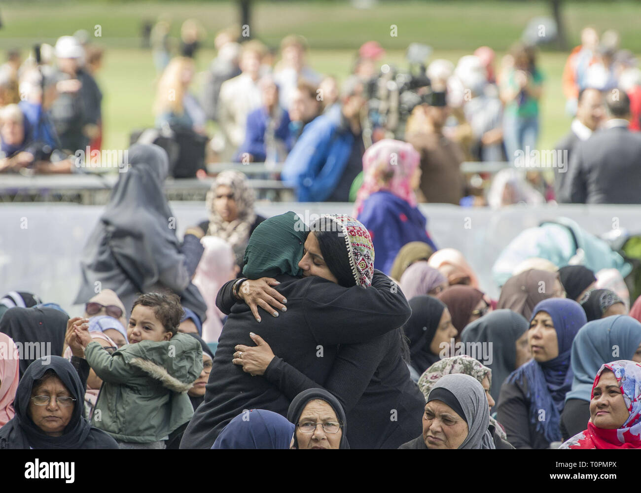 Christchurch, Canterbury, Nuova Zelanda. 22 Mar, 2019. Due donne musulmane abbraccio a una chiamata al servizio di preghiera in Hagley Park, attraversata la strada dal Al Noor moschea. La manifestazione ha attirato migliaia di musulmani e gli altri membri della comunità. In aggiunta alle preghiere e una breve chiacchierata da l'imam di Al Noor, due minuti di silenzio sono stati osservati a livello nazionale è in memoria dei 50 persone uccisi Al Noor e Linwood moschee una settimana fa. Più tardi nel giorno, 26 delle vittime sono state programmate per essere sepolto presso il Memorial Park Cemetery. Credito: PJ Heller/ZUMA filo/Alamy Live News Foto Stock