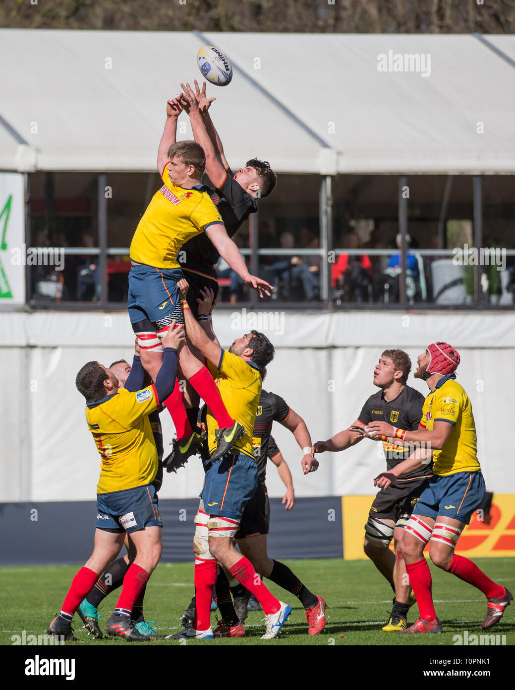 17 marzo 2019, della Renania settentrionale-Vestfalia, Köln: Joshua Peters (Spagna), 5) e Emil Rupf (Germania, 6) sia perdere la lane slot. Quinto match di Rugby Europa del campionato 2019: Germany-Spain su 17.03.2019 a Colonia. Foto: Jürgen Kessler/dpa Foto Stock