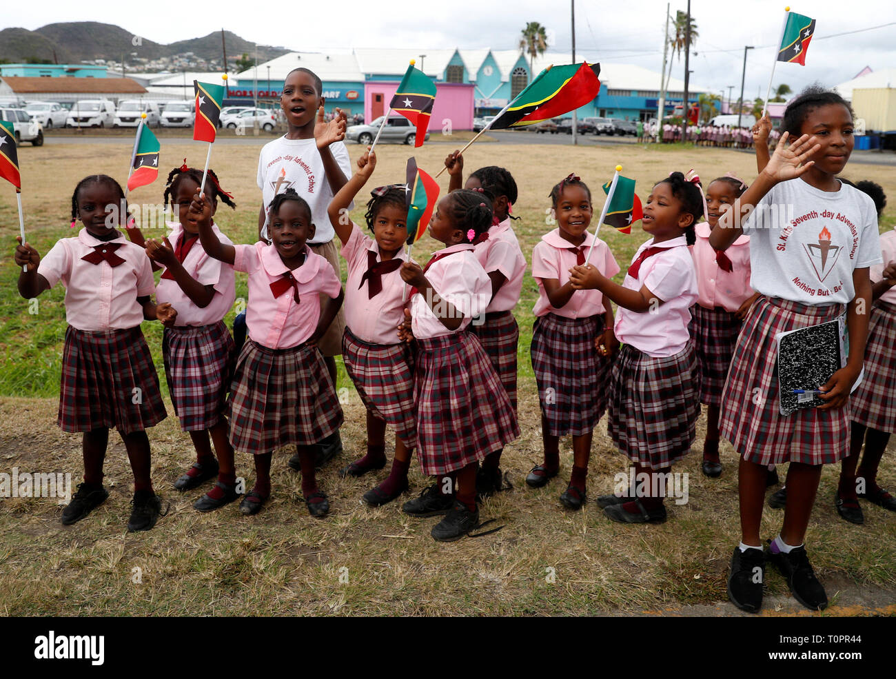 I bambini di attendere per il Principe di Galles e la duchessa di Cornovaglia per arrivare in Basseterre città in Saint Kitts e Nevis, in un giorno di visita all'isola dei Caraibi. Foto Stock
