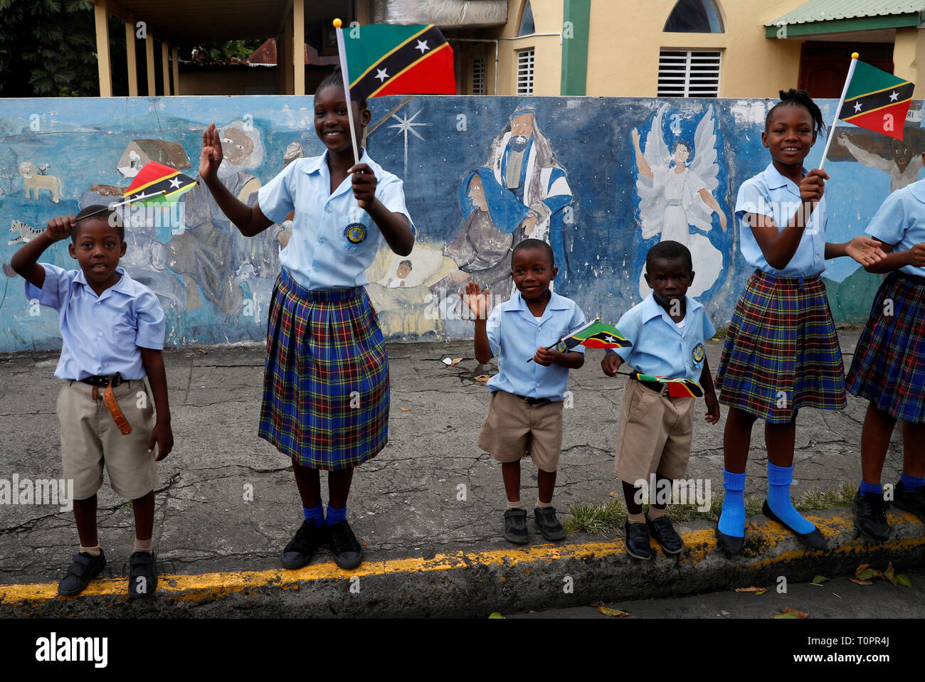 I bambini di attendere per il Principe di Galles e la duchessa di Cornovaglia per arrivare in Basseterre città in Saint Kitts e Nevis, in un giorno di visita all'isola dei Caraibi. Foto Stock
