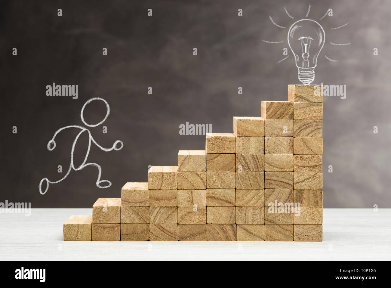 Concetto di idea e innovazione, lampadina accesa sulla parte superiore di una scala con la forma umana luogo. Foto Stock