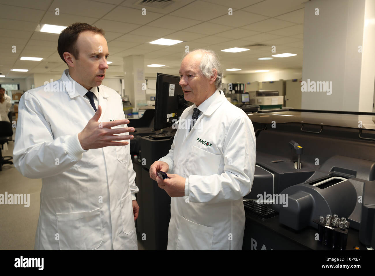 Segretaria di salute Matt Hancock parlando al dr. Peter Fitzgerald durante una visita ai laboratori Randox in Antrim. Foto Stock