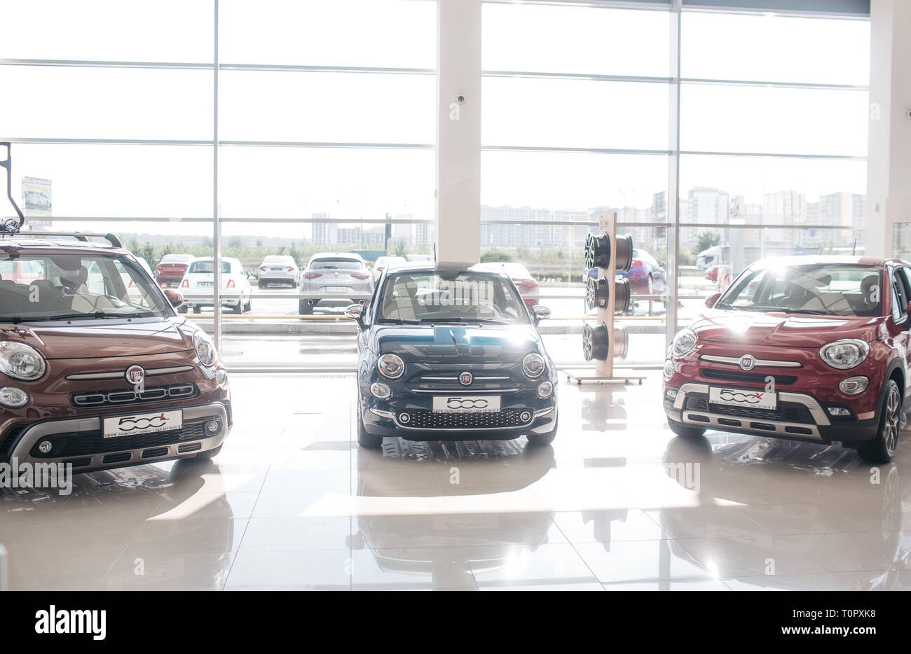 Foto di tre belle vetture Fiat in piedi all'interno di un salone di trading con pareti in vetro. Esso è luminoso interno e outsode come bene. Non vi è nessuno Foto Stock