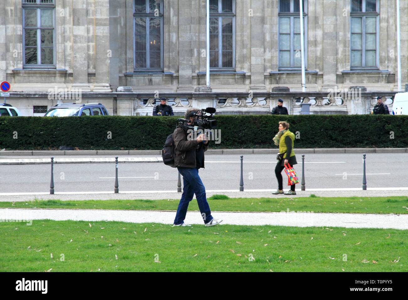 Illustrazione della media nel corso di una manifestazione sindacale, compresa la radio Francia Bleu Isere durante un colloquio con un manifestante e un cameraman. Foto Stock