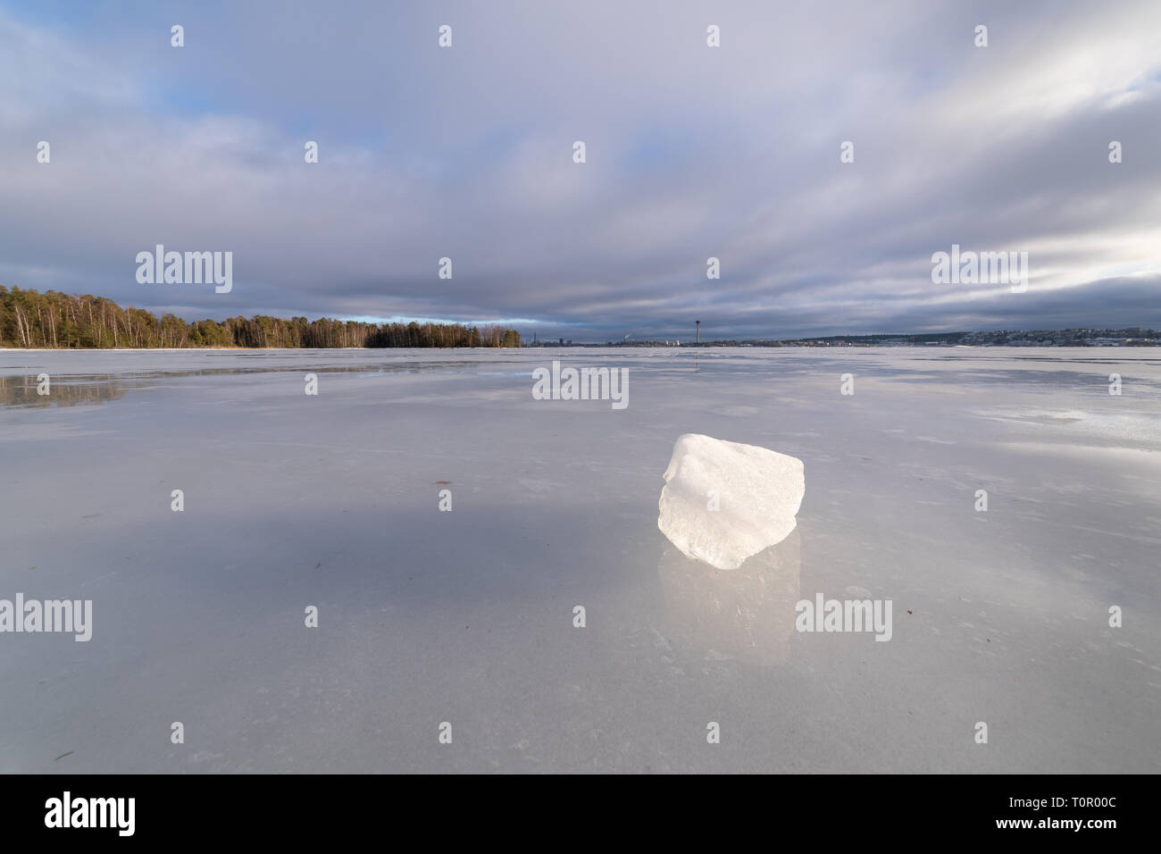 Blocco di ghiaccio sul lago ghiacciato Foto Stock