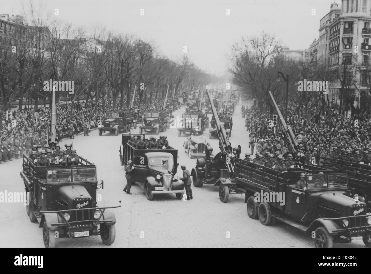 Militari, Spagna, esercito, la sfilata di un motorizzato unità antiaricraft, Calle Alcala, Madrid, del 1940 circa, anti-aerei dell'armamento anti armamento aereo, anti-aerei di guerra, anti-aerei pistola, difesa aerea pistola, anti-aerei artiglieria, Acht-Acht, Acht Acht, 8, il centimetro, il centimetro, cm, 88 mm, ottantotto e autocarri, autocarro, carrello, Henschel, forze armate, forze di terra, forze terrestri, nazionalista, nazionalisti, soldati, soldato, parata militare, la folla folla folla di gente, Franquismo, Franquism, dittatura, dittature, 1930s, 30s, 1940s, Additional-Rights-Clearance-Info-Not-Available Foto Stock