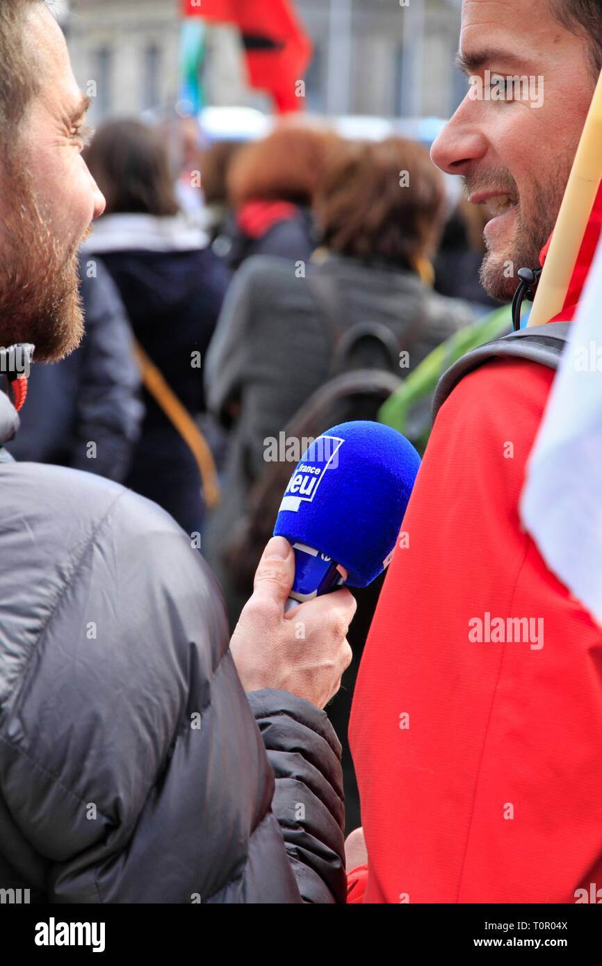 Illustrazione della media nel corso di una manifestazione sindacale, compresa la radio Francia Bleu Isere durante un colloquio con un manifestante e un cameraman. Foto Stock