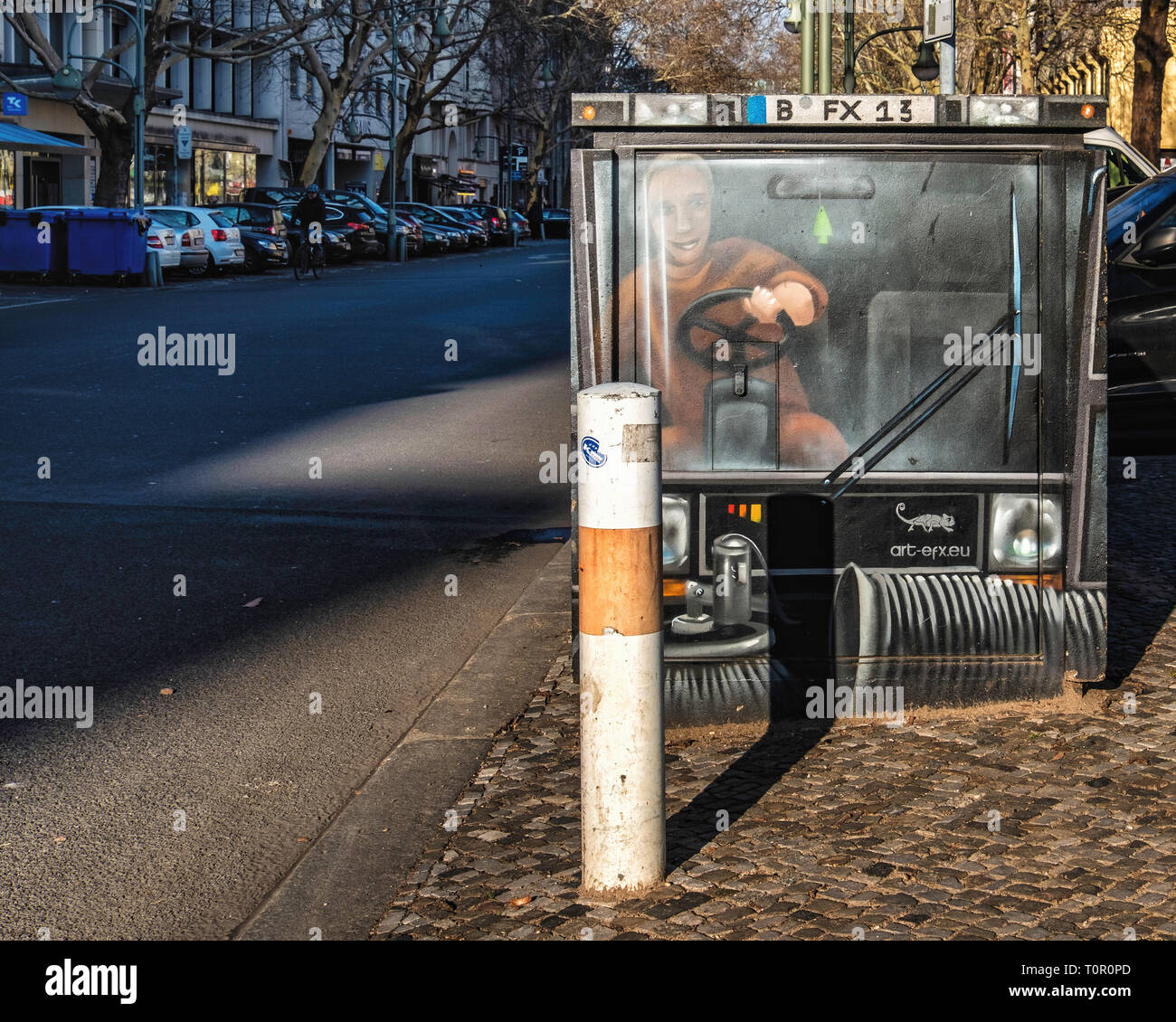 Utility Box dipinta come città carrello di pulizia con driver su Los Angeles Platz, Rankestrasse,Berlin Foto Stock
