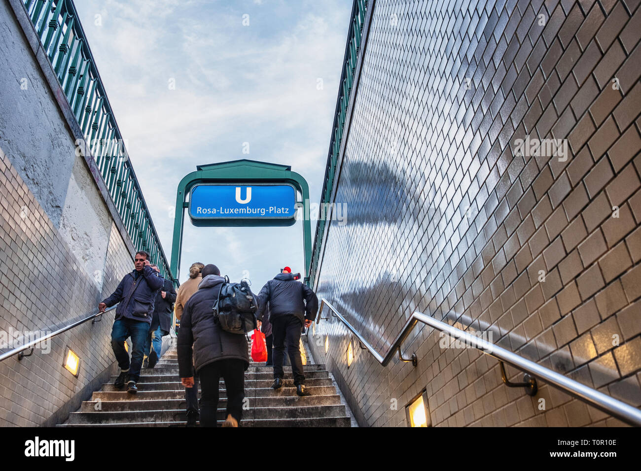 Berlin-Mitte. Rosa-Luxemburg-Platz della U-Bahn metropolitana stazione ferroviaria uscire & sign.persone lasciando & entrando in stazione Foto Stock