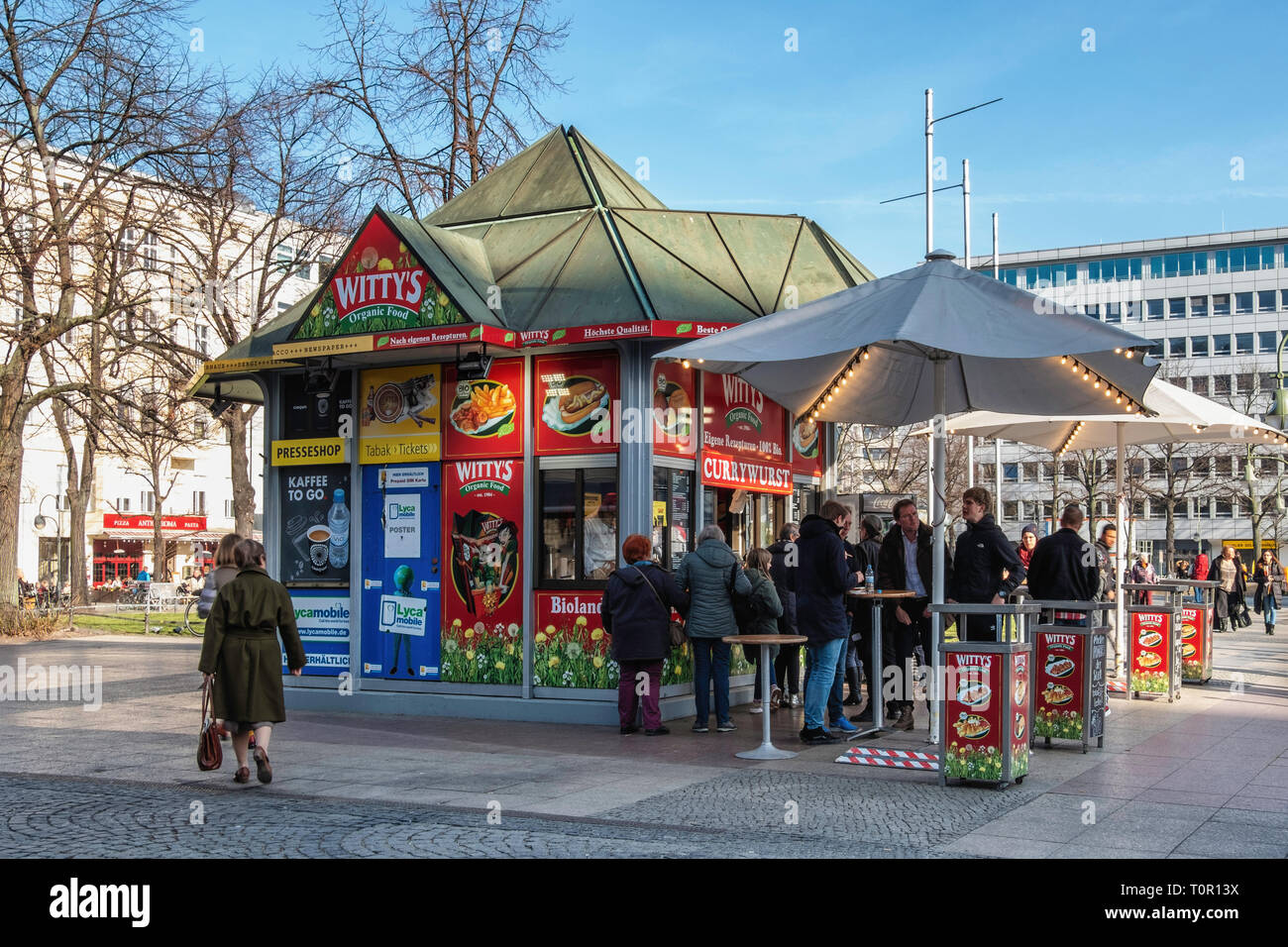 Berlino, spiritoso e lo snack bar dell organico vende spuntini e bevande su Wittenbergplatz Foto Stock