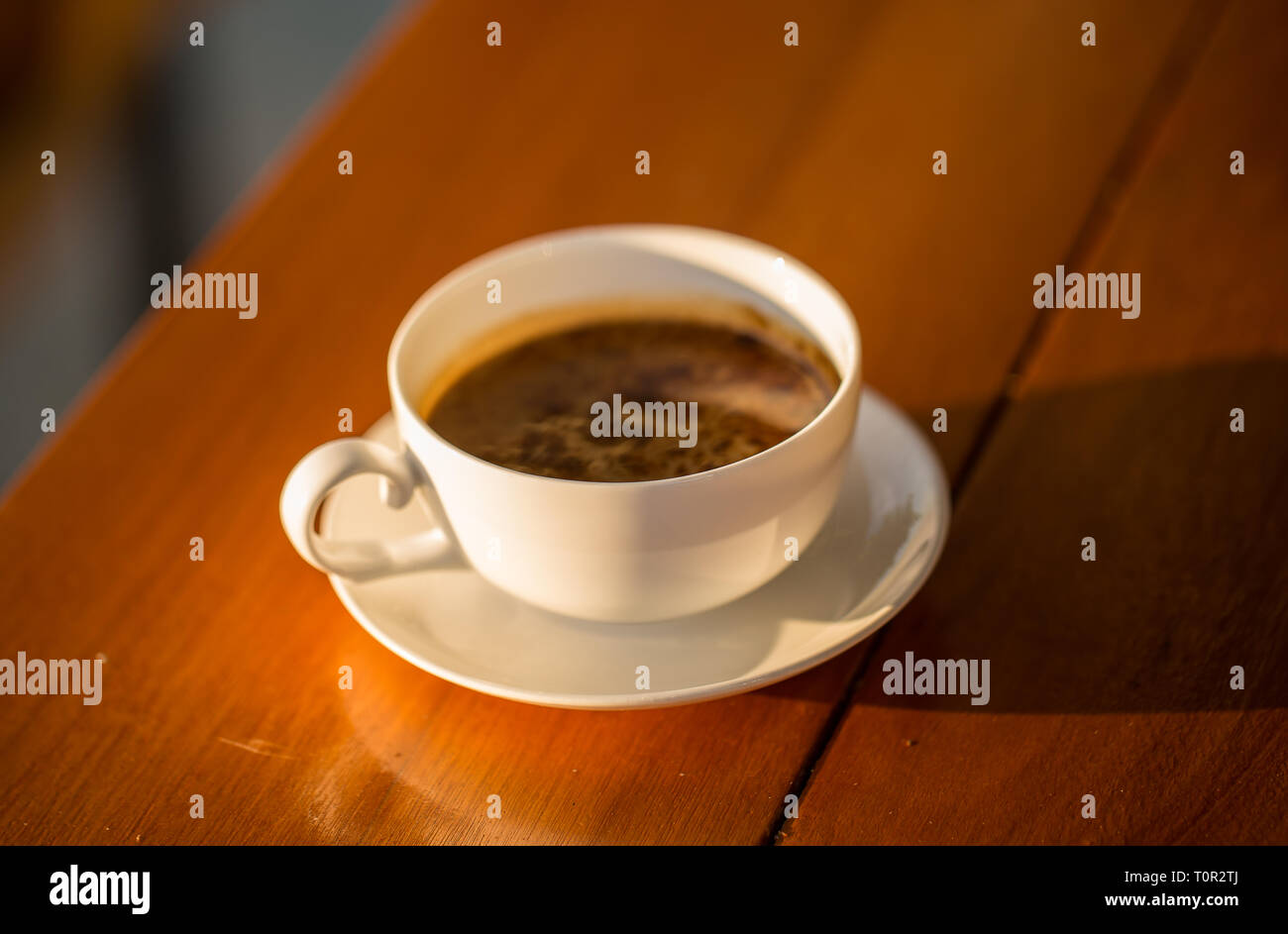 Tazza di caffè sul tavolo di legno. Foto Stock