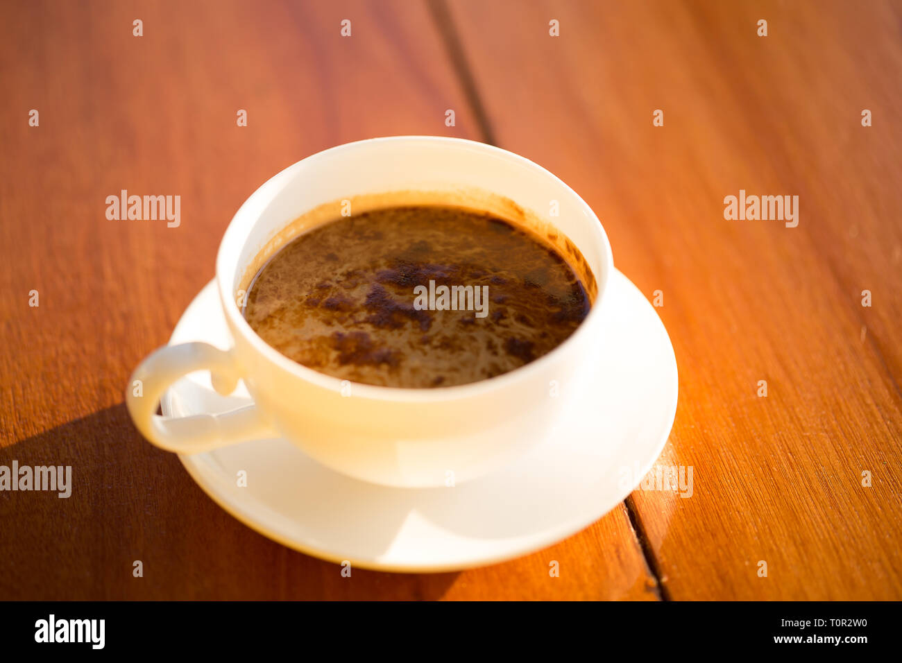 Tazza di caffè sul tavolo di legno. Foto Stock