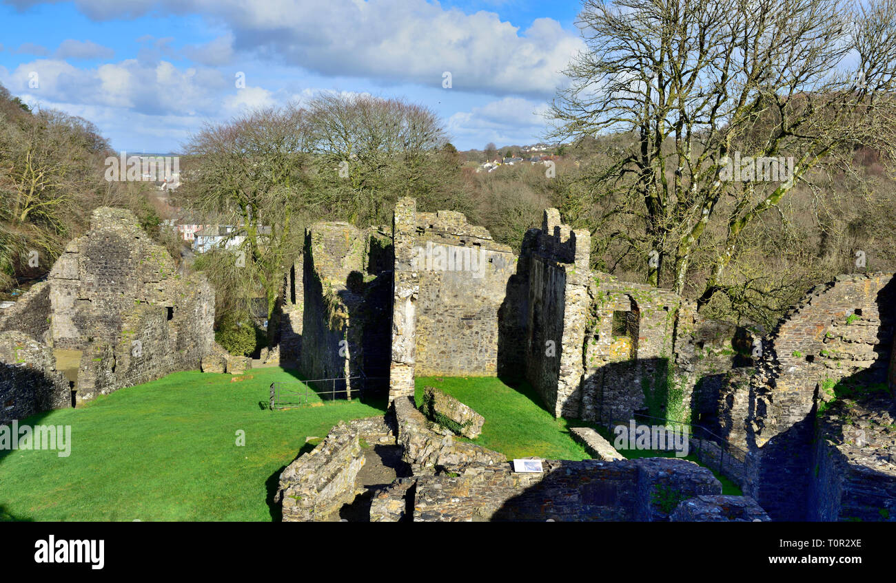 Rovine del castello di Okehampton, Devon, Regno Unito Foto Stock