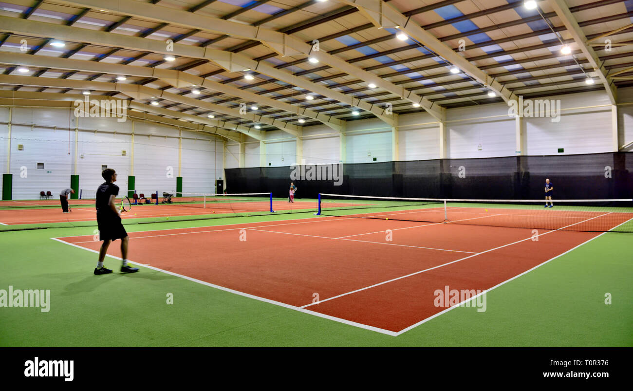 Campi da tennis al coperto una delle tante attività del Manor House Hotel, Devon, Regno Unito Foto Stock